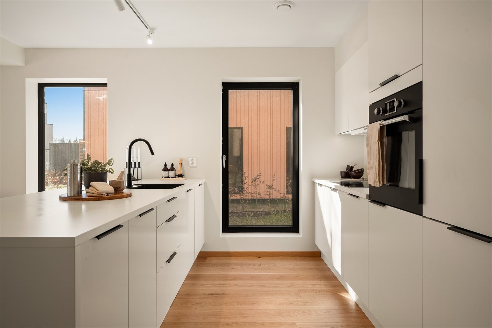 Stilrent og moderne kjøkken med slette fronter og laminat benkeplate. Galleribilde