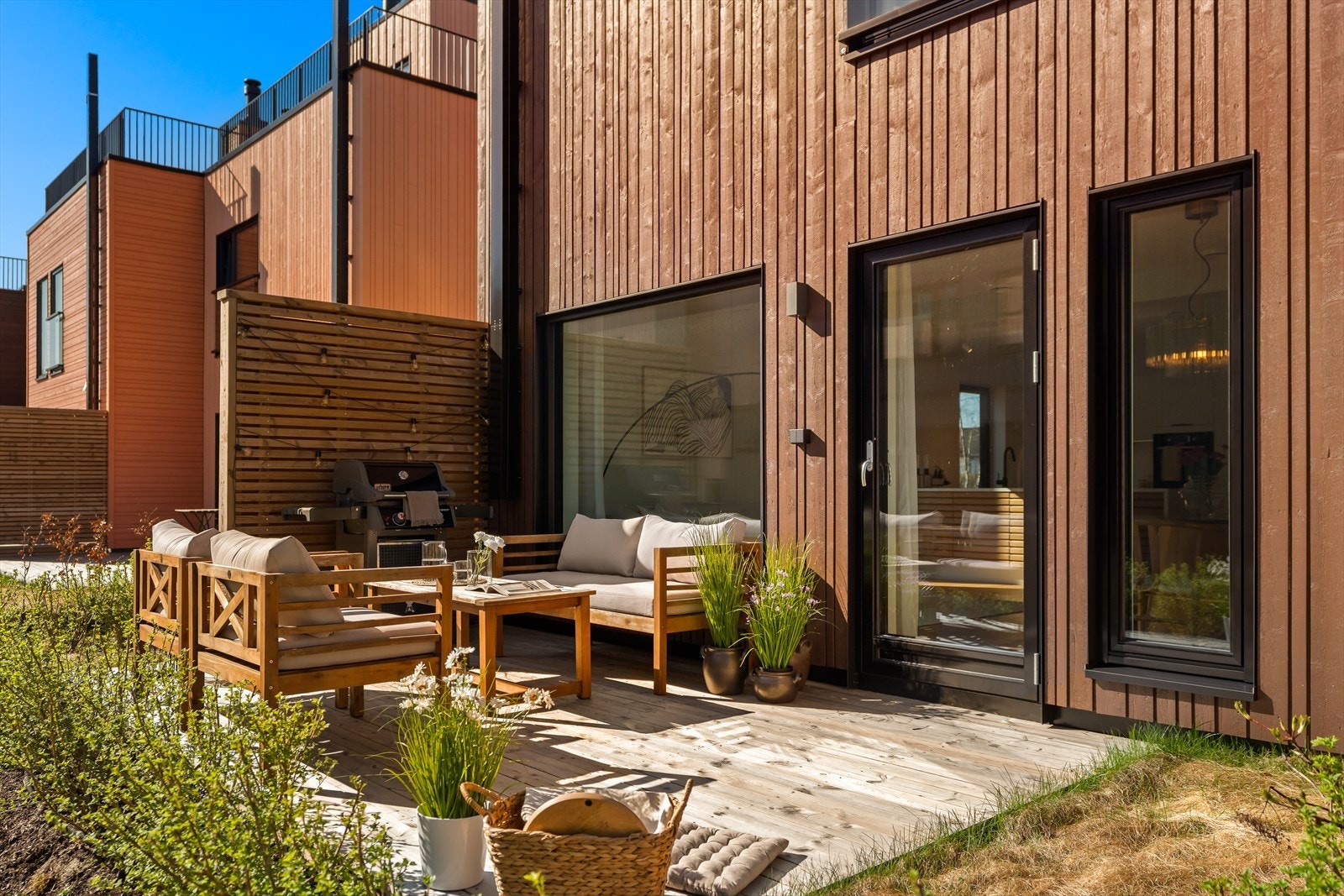 Fra stue/kjøkken er det utgang til sydvendt terrasse og hage. Galleribilde