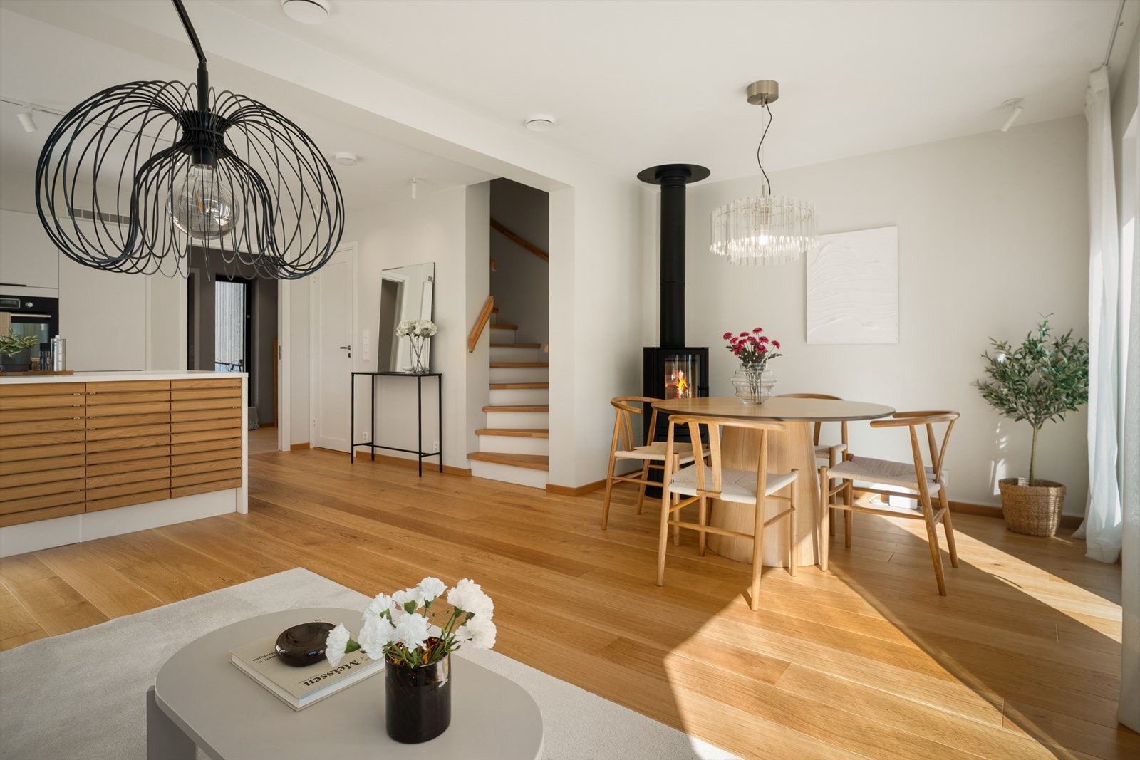 Det er installert en flott peis som varmer godt på kaldere dager og bidrar ellers med hygge når den er i bruk. Galleribilde