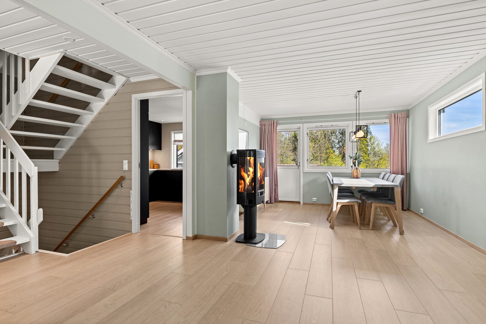 Utgang til balkong fra spisestuen med fin utsikt og morgensol Galleribilde