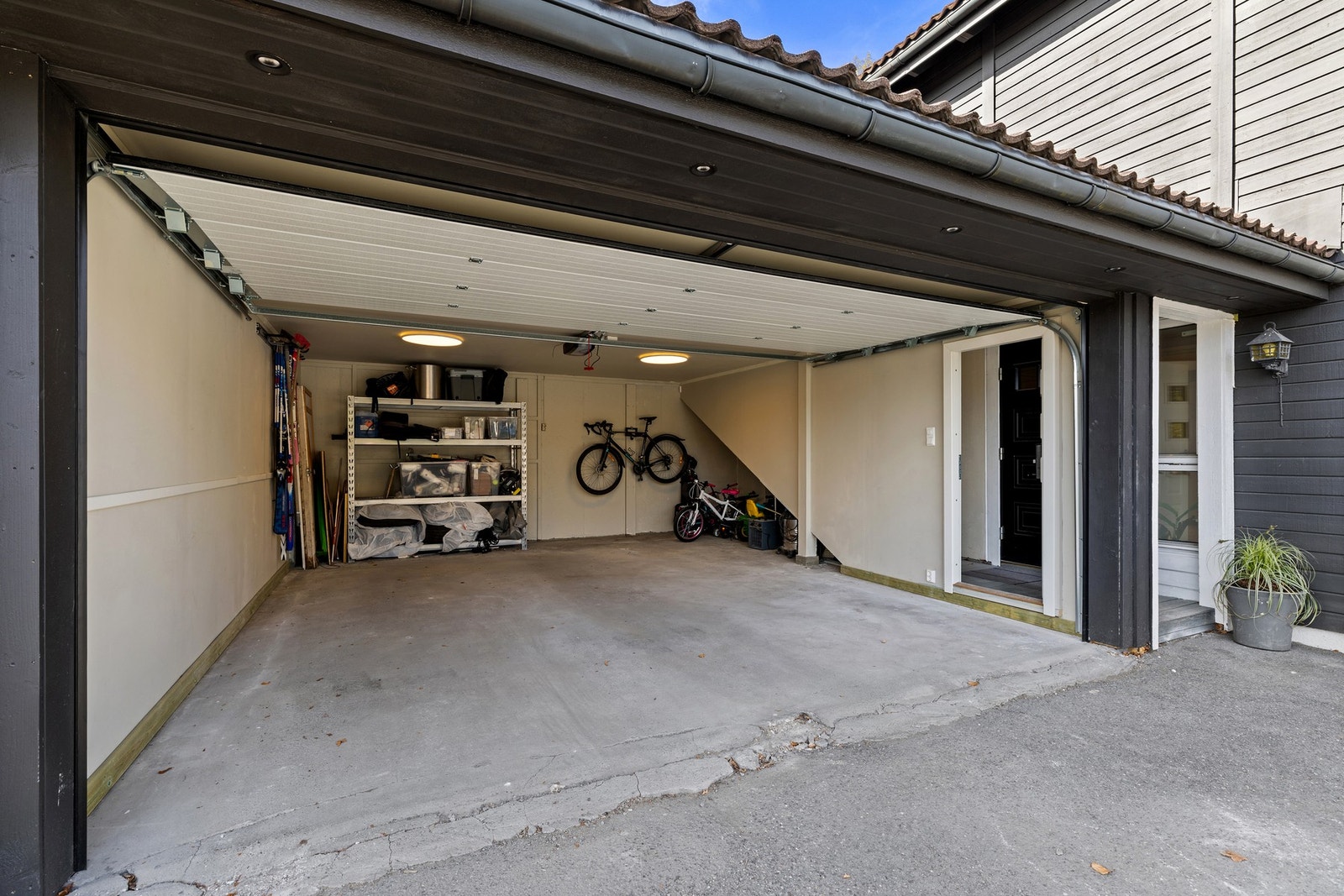 Dobbelgarasje med god plass til to biler Galleribilde