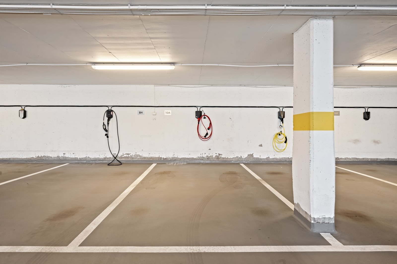 Garasjeplasser med lademuligheter for elbil. Galleribilde