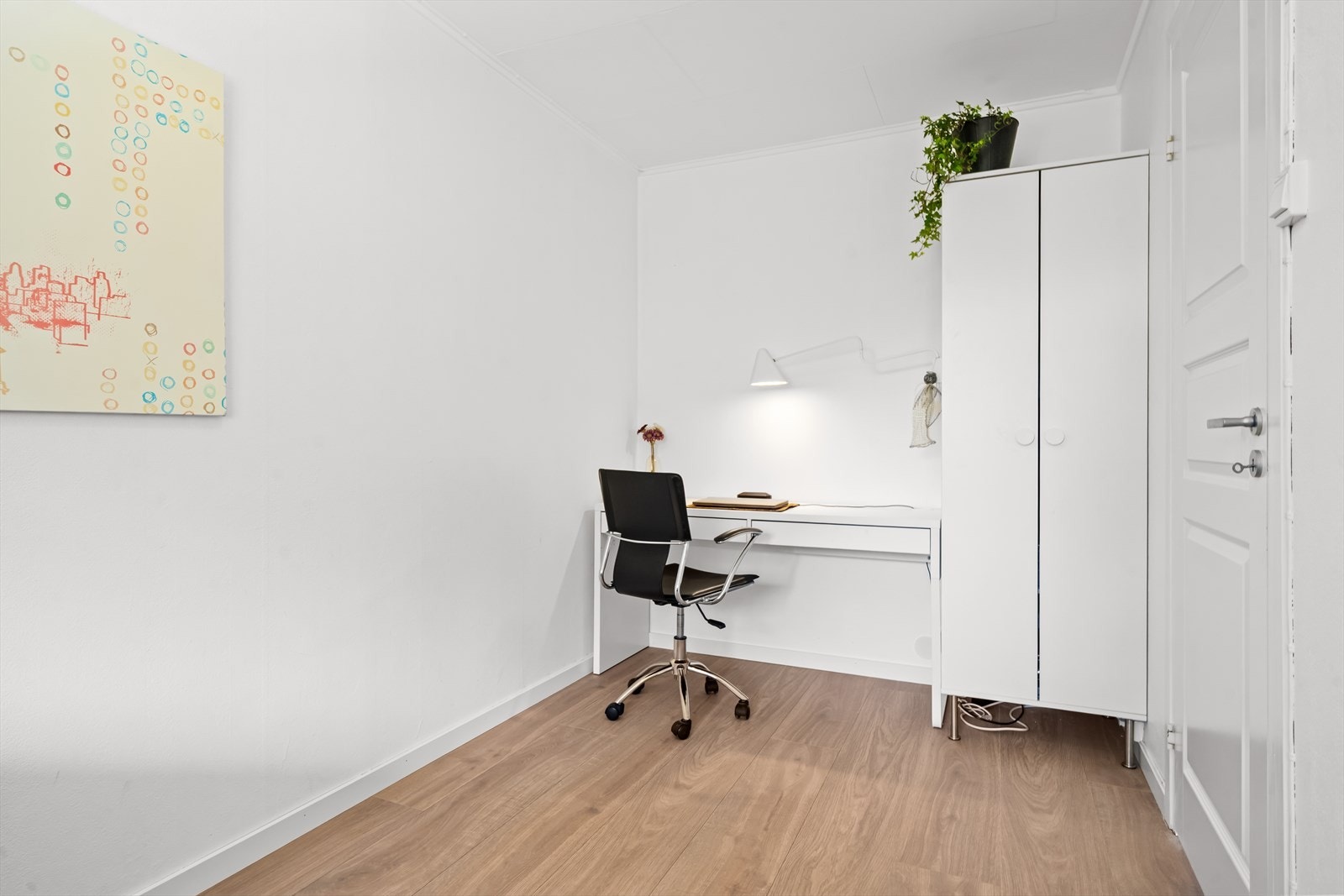 Rommet har malte vegger og laminatgulv, som gir en lys og praktisk overflate. Galleribilde