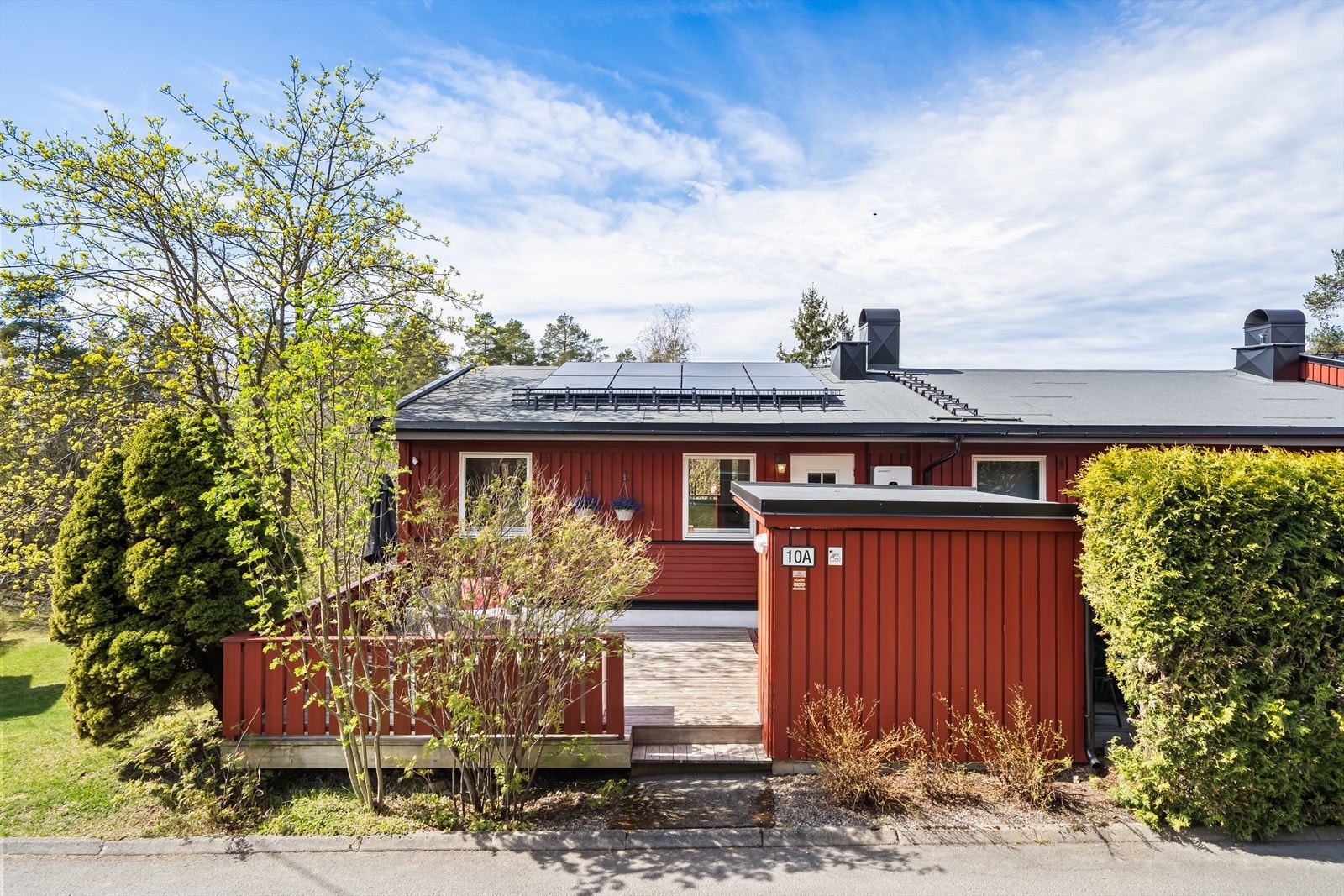Inngangsparti med tilhørende terrasse og gode solforhold. Galleribilde