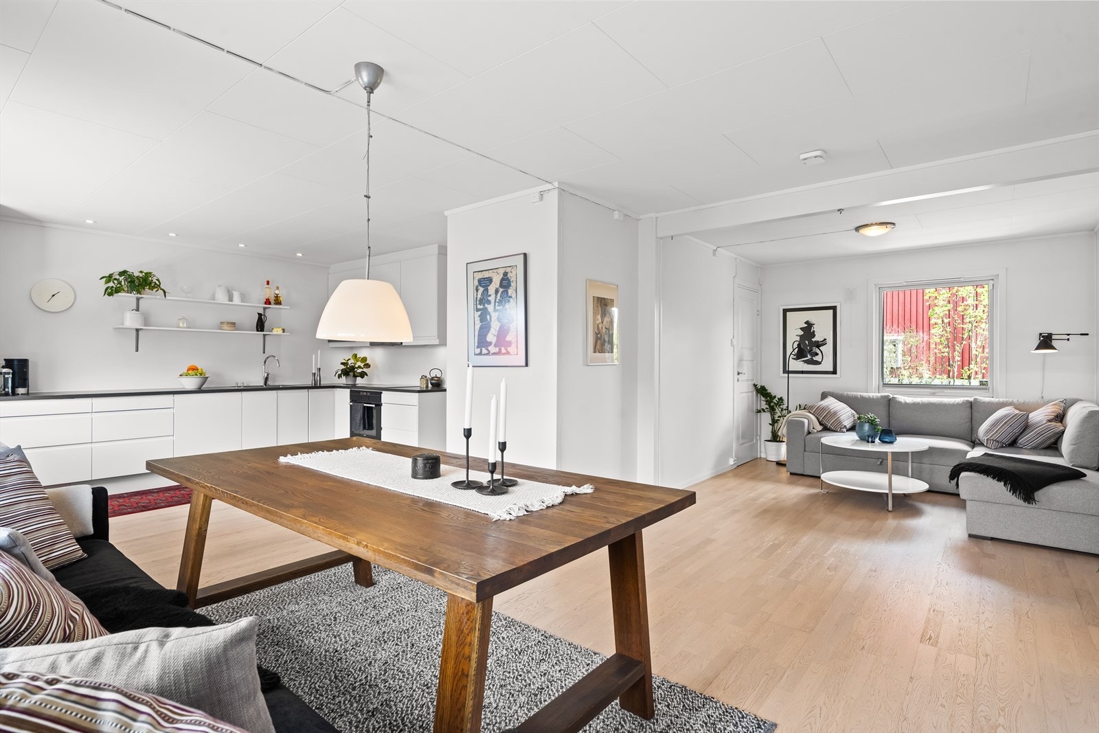 Kjøkkenet er utformet med integrerte hvitevarer og lakkerte fronter, og benkeplaten er av laminat. Galleribilde