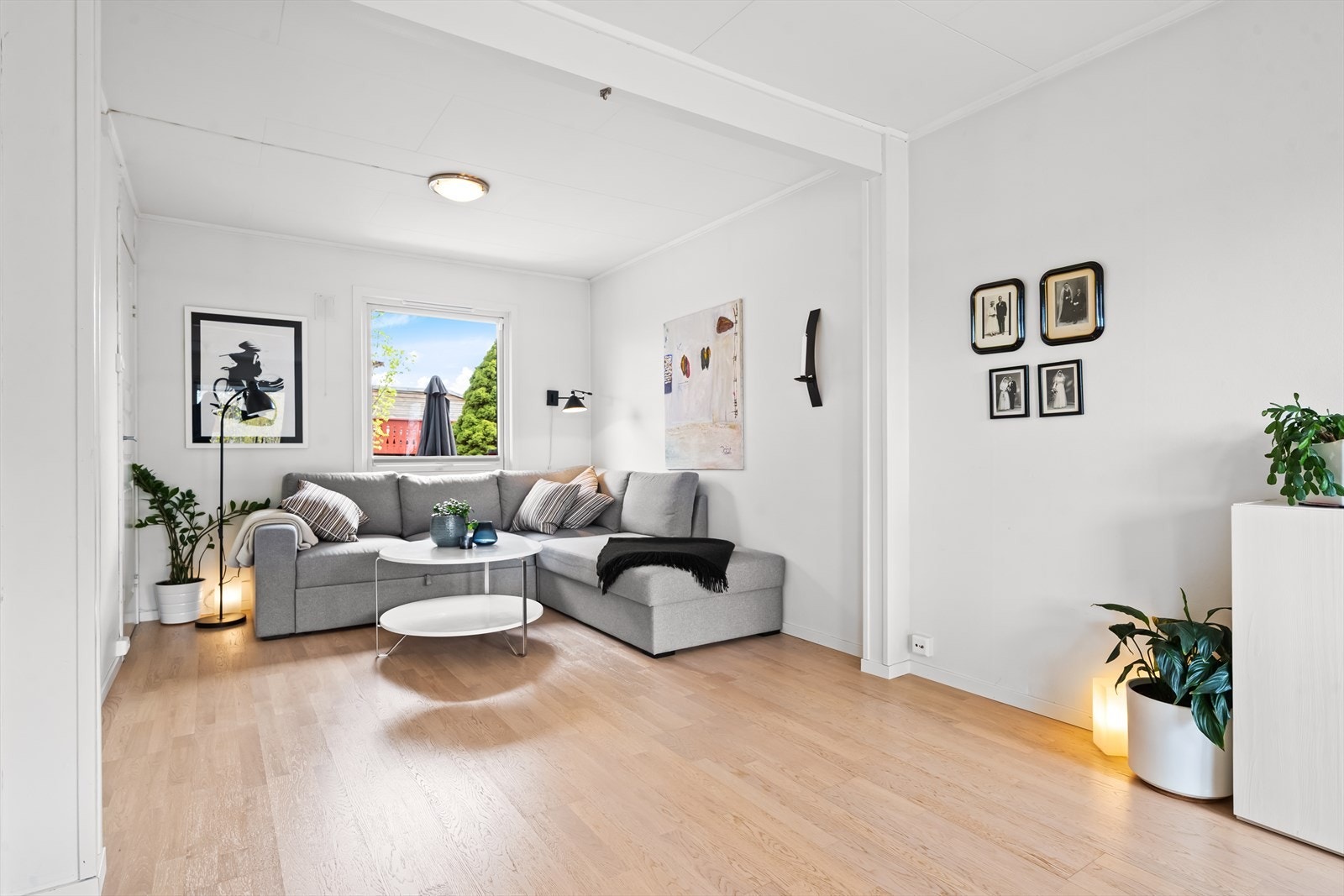 Stuen har parkettgulv og store vindusflater som slipper inn naturlig lys. Galleribilde