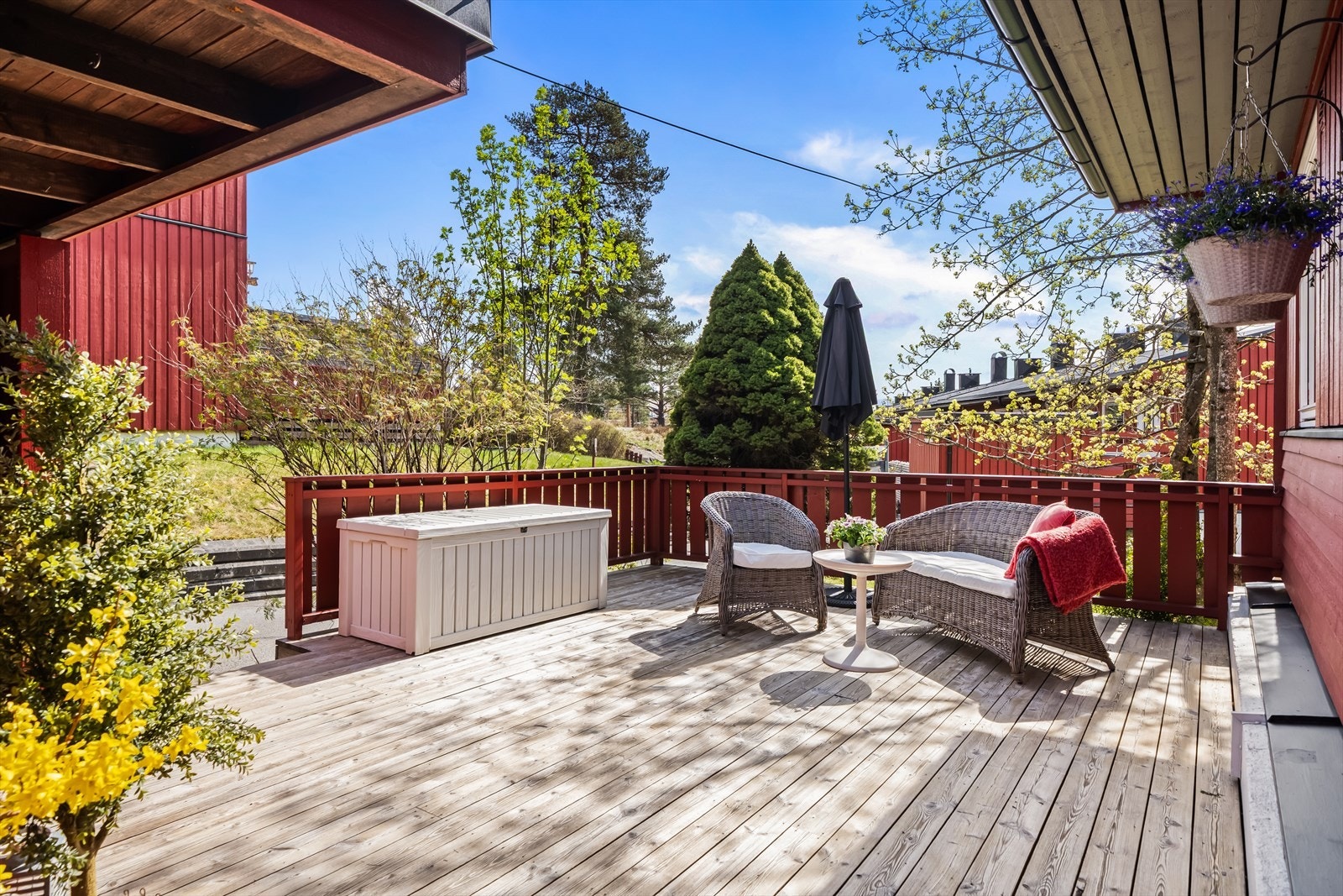 Boligen har flere solrike uteplasser. Ved inngangspartiet ligger en hyggelig terrasseplatting med sol morgen og formiddag. Galleribilde
