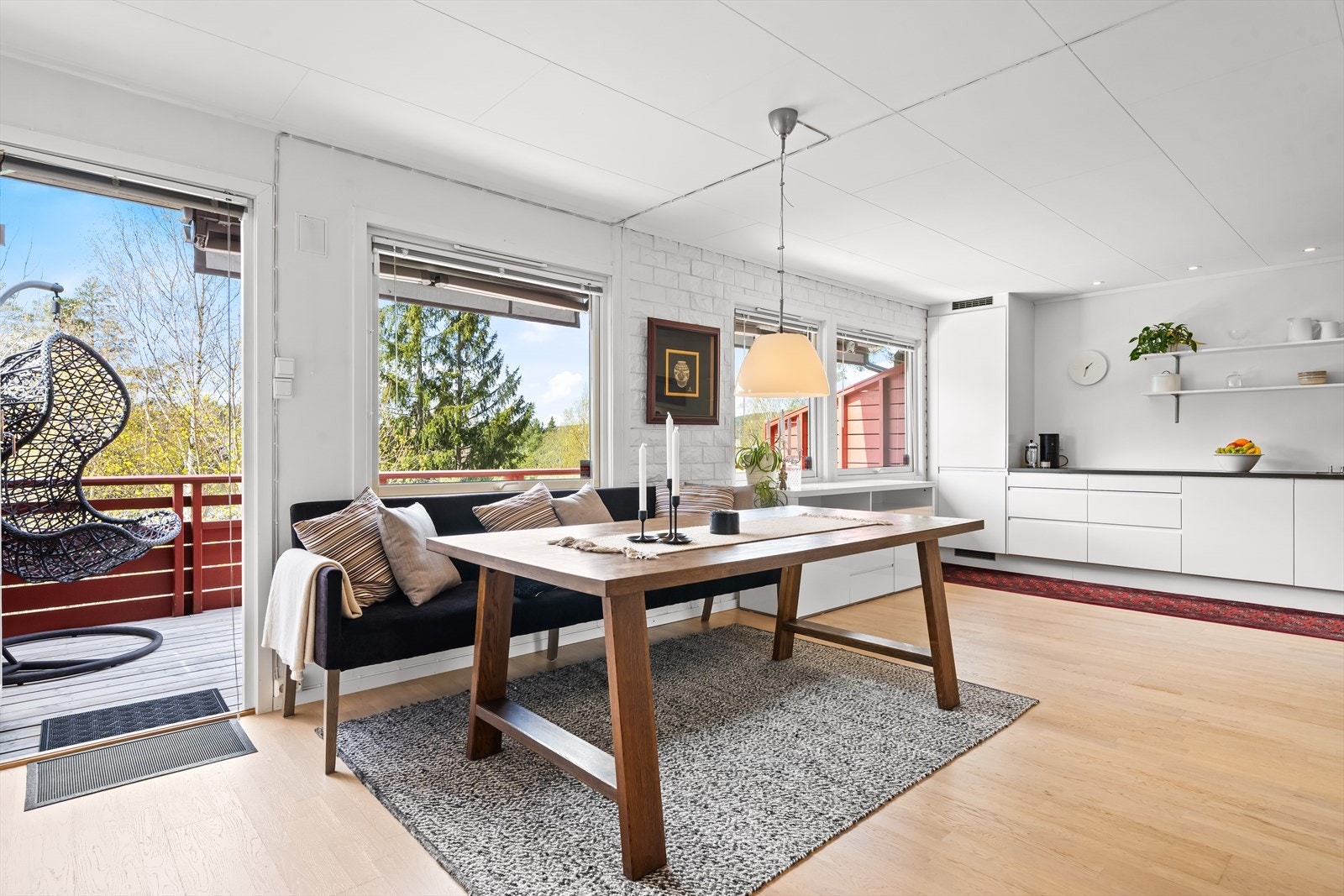 Fra kjøkkenet er det utgang til en vestvendt balkong, noe som gir gode muligheter for utemåltider. Galleribilde