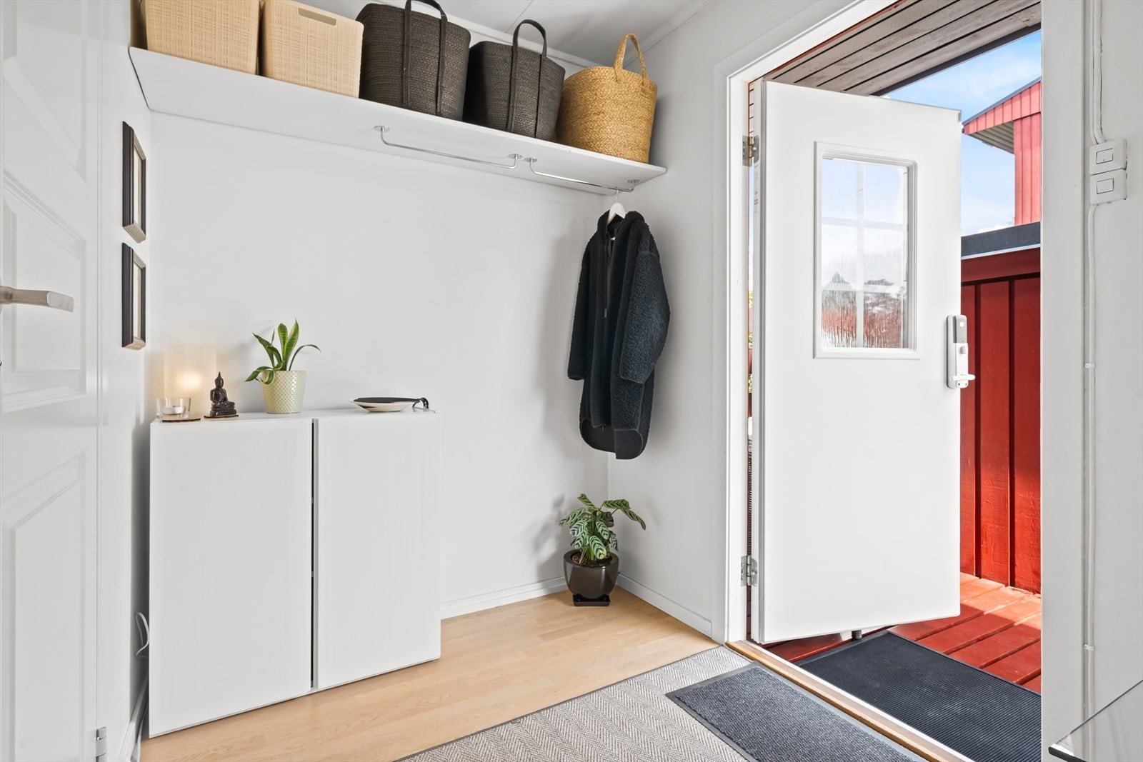 Entréen har parkettgulv og malte veggflater, hvilket gir et funksjonelt inngangsparti. Galleribilde