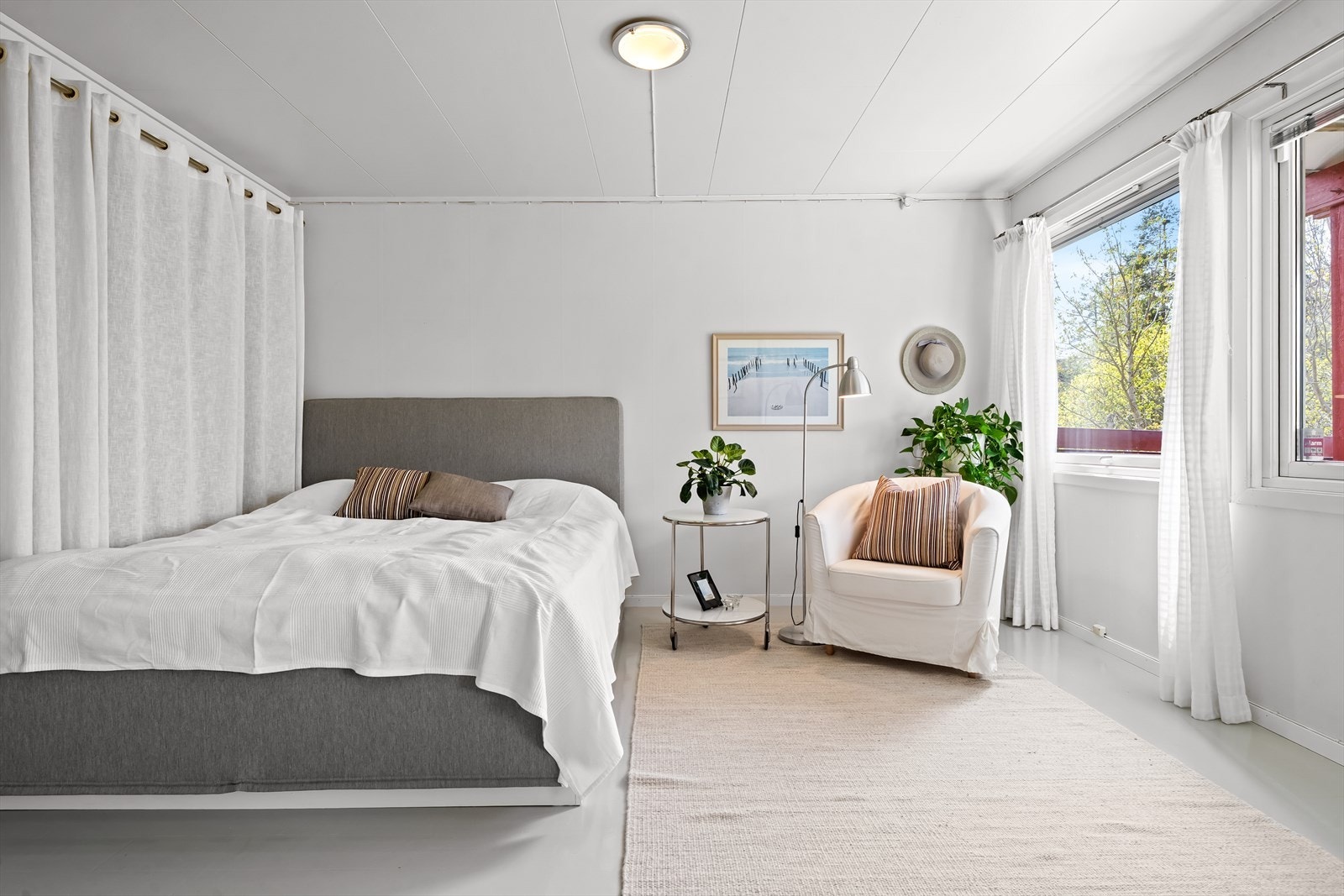 Soverommet har plass til en stor dobbeltseng og naturlig lys fra vinduer. Galleribilde