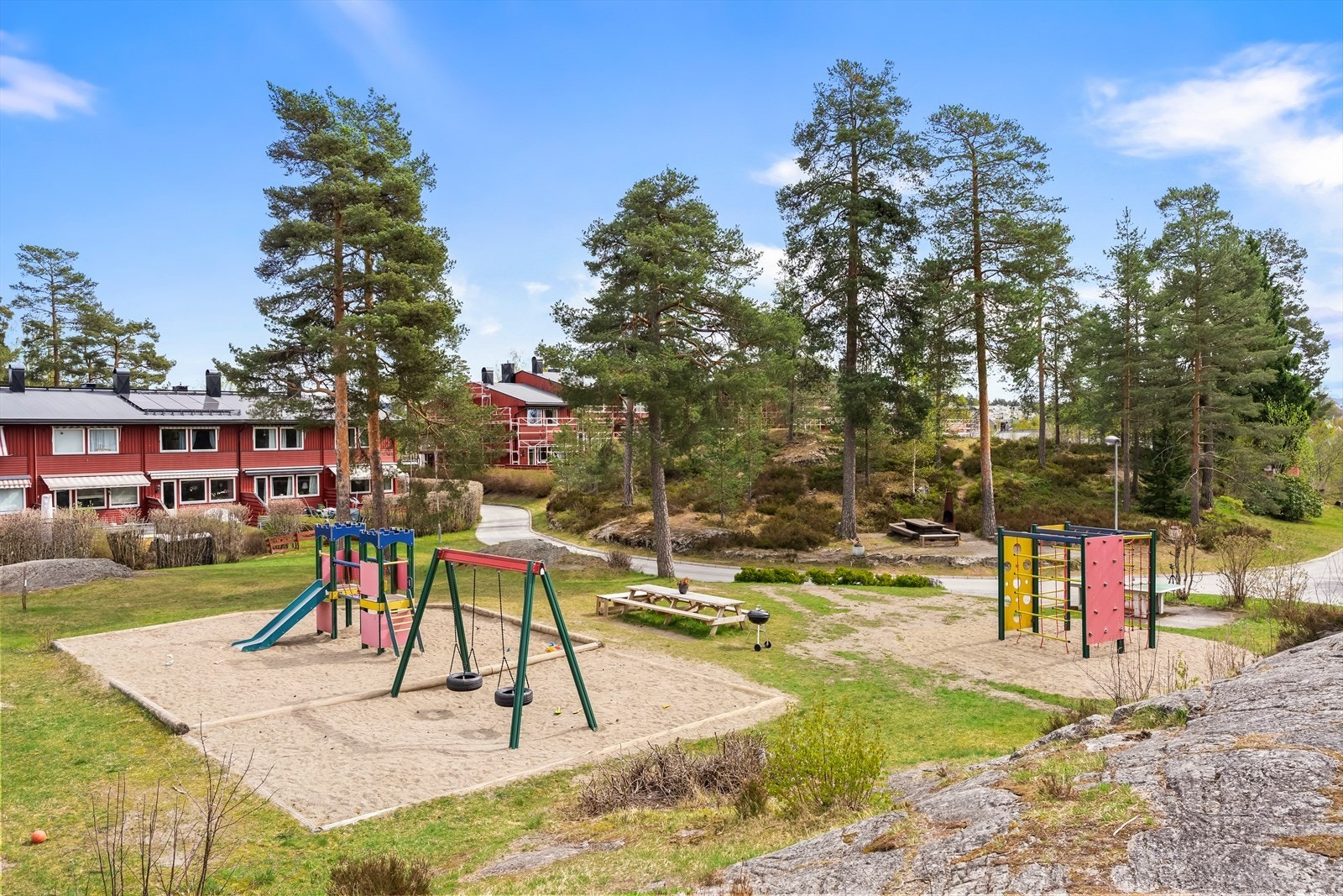 Lekeplassen i nærområdet er utstyrt med husker, sklier og klatrestativ. Galleribilde