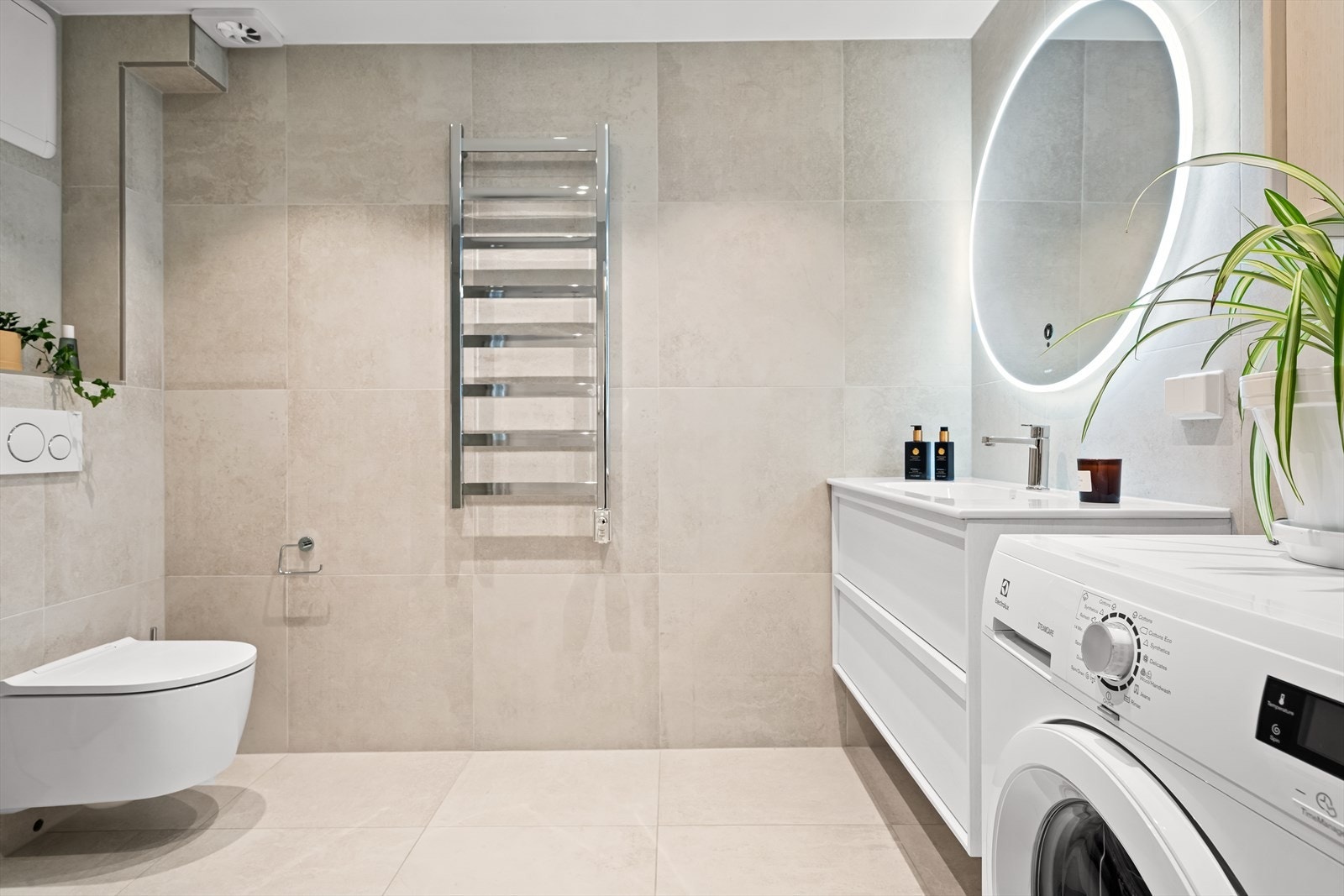 Badet har flislagte overflater og elektriske varmekabler, renovert i 2022. Galleribilde