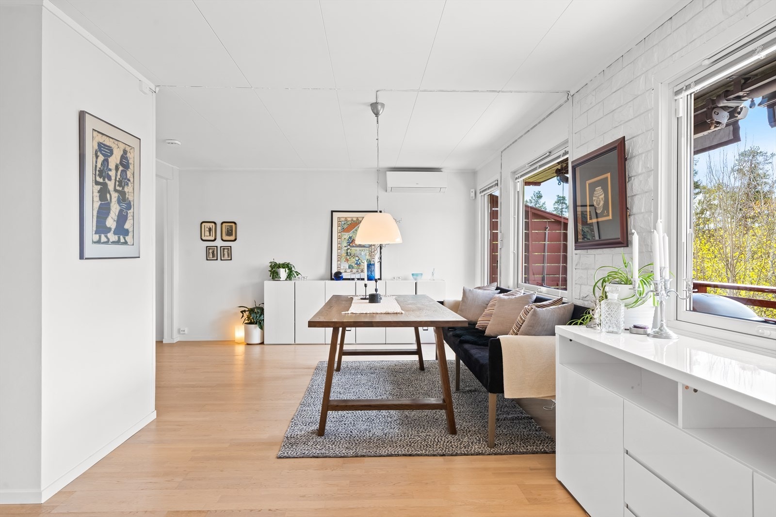 Spiseplassen er plassert i nærheten av stuen, med direkte utgang til balkong. Galleribilde