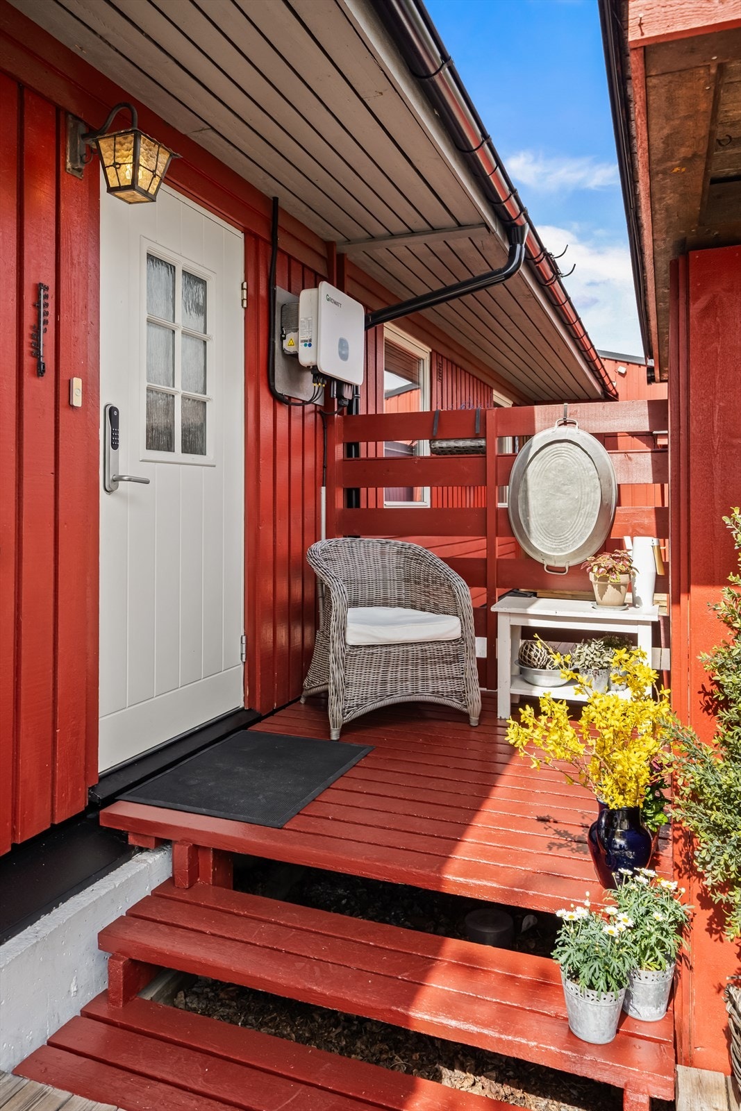Hovedinngangen har malt ytterdør fra 2010 med kodelås. Galleribilde