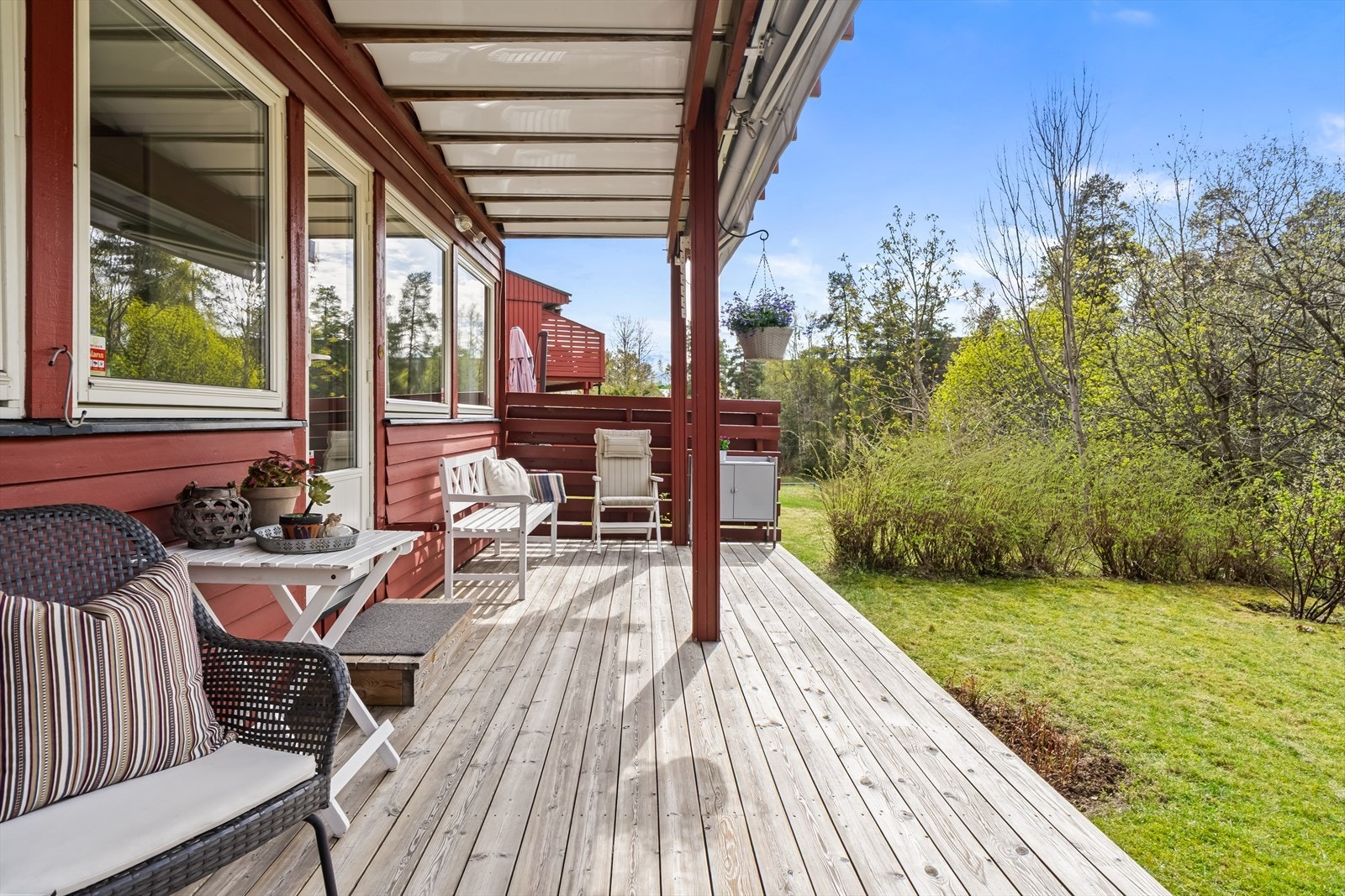 Fra underetasjen er det utgang til en solrik terrasse med markise og videre adkomst til boligens hage. Galleribilde