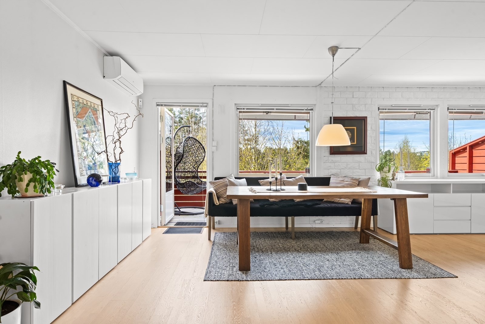 Utgang til balkongen gir mulighet for å nyte uteområdet fra oppholdsrommet. Galleribilde