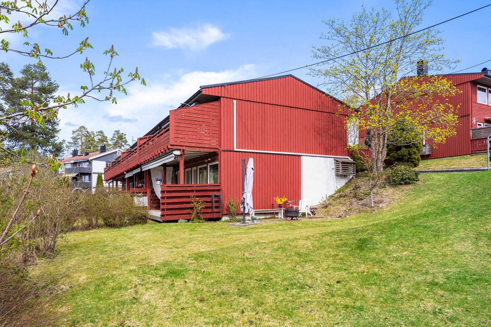 Beliggenhet i etablert og meget barnevennlig nabolag med gode solforhold og grøntarealer. Galleribilde