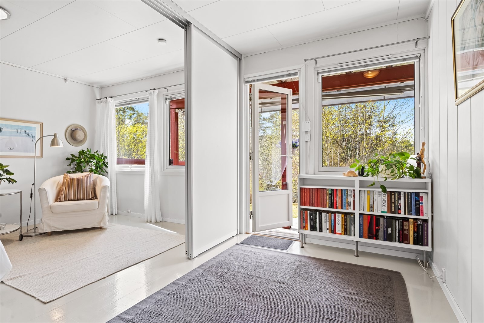 Fra soverommet er det direkte adkomst til en terrasse med utsikt mot grøntområdet. Galleribilde