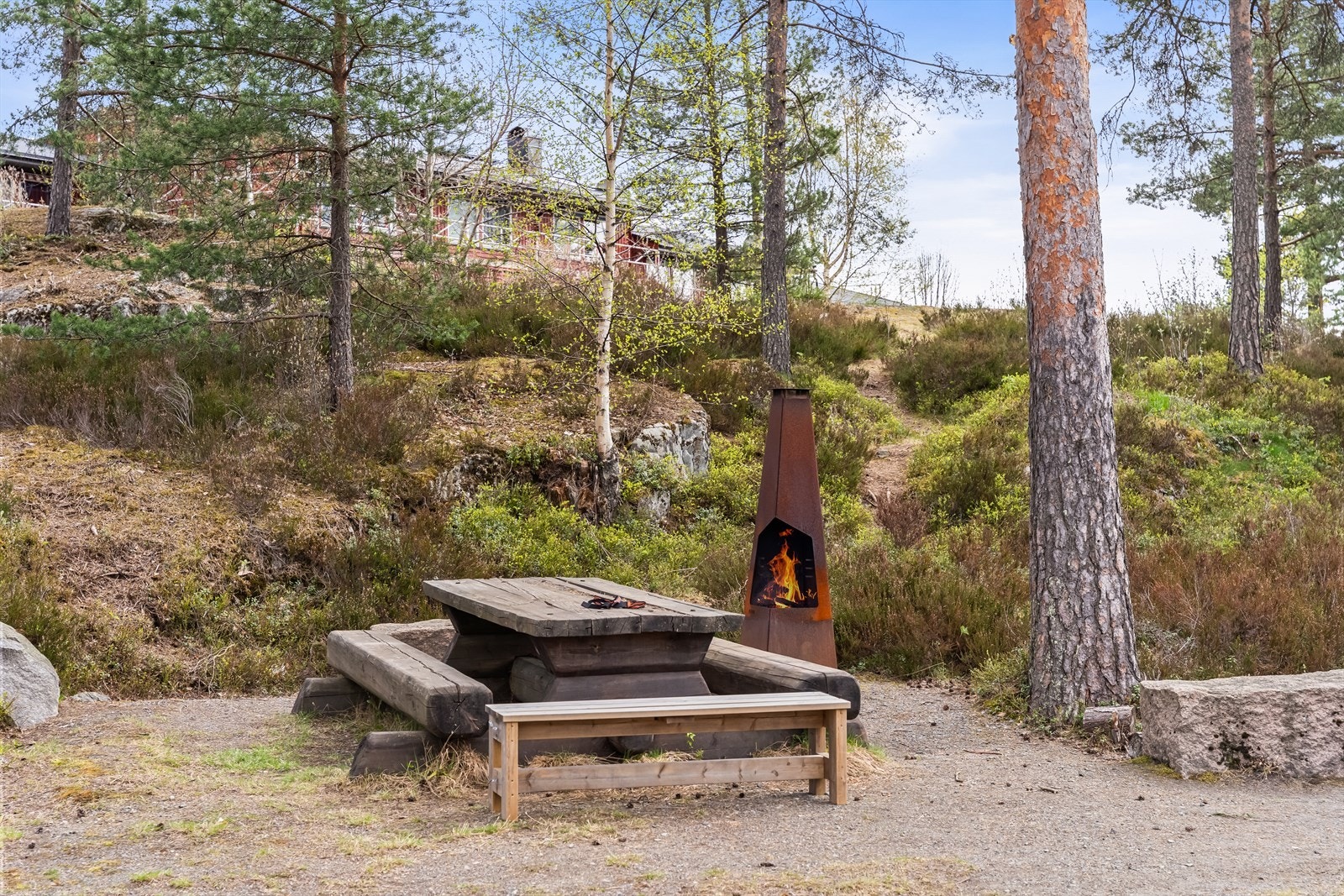 Det finnes en tilrettelagt grillplass i naturområdet, ideell for sosiale sammenkomster. Galleribilde