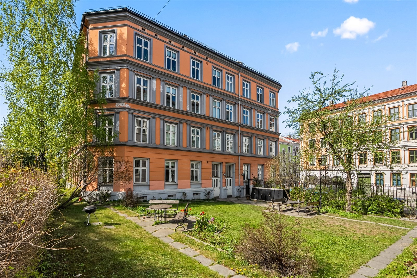 Klassisk bygård fra 1890-tallet med en stor og flott forhage. Galleribilde