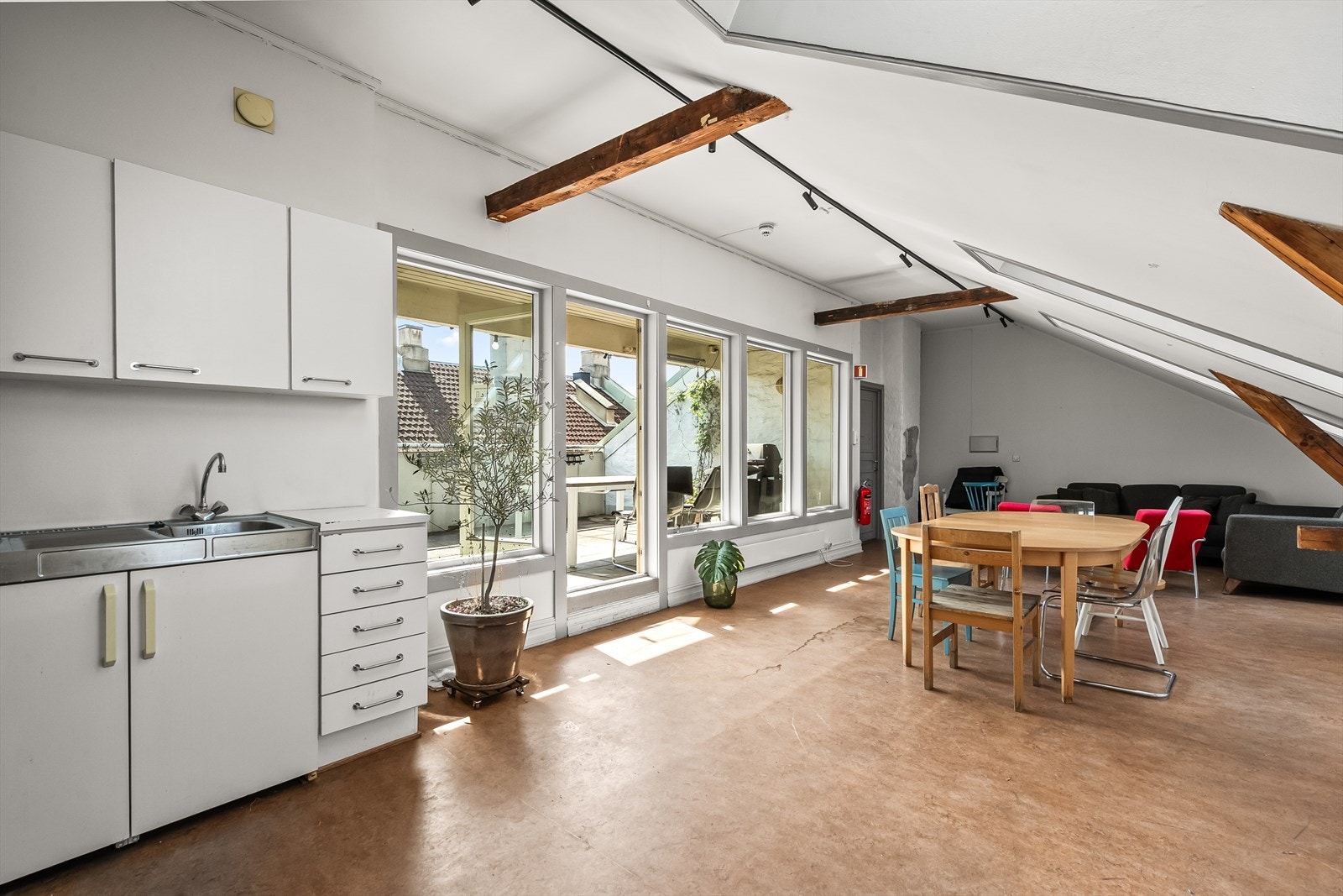 Innenfor takterrassen ligger et stort fellesrom med sittegruppe, spisebord og kjøkken. Terrassen og fellesrommet er til fri bruk for beboerne, men kan også reserveres for private selskap. Det er planlagt oppussing av fellesrommet i løpet av 2026. Galleribilde