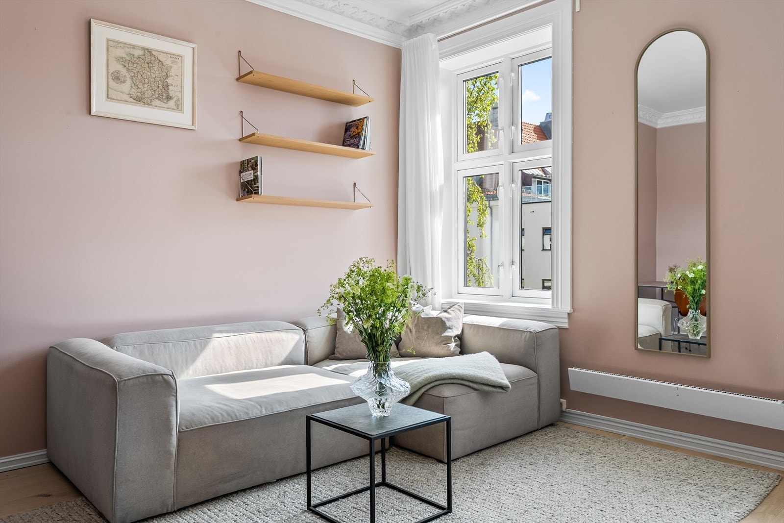 God plass til stor sofa. Galleribilde