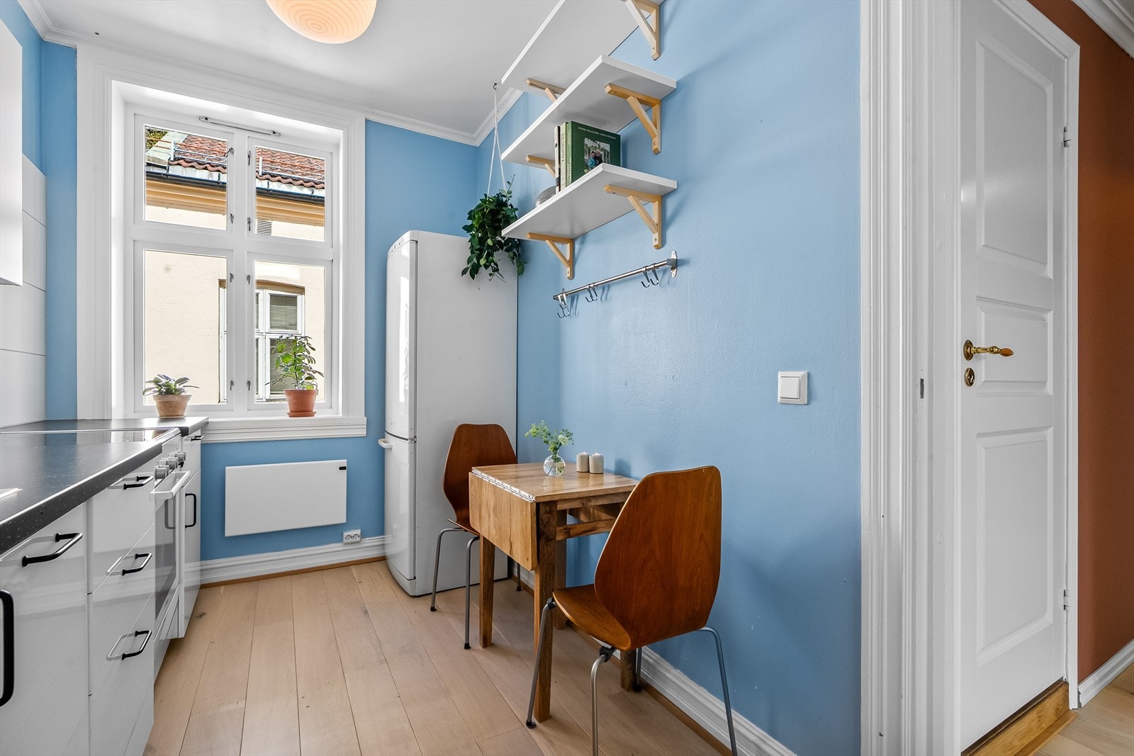 Plass til kjøkkenbord og frittstående kjøle-og fryseskap. Galleribilde