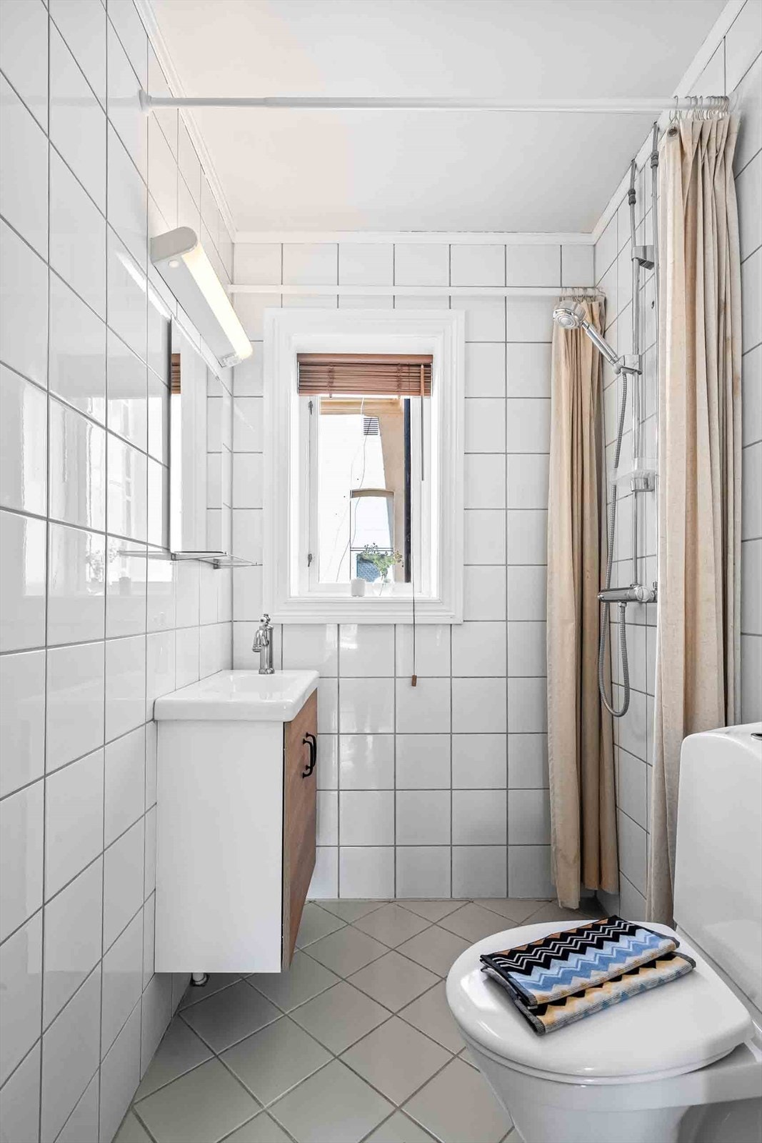 Badet inneholder wc fra 2021, servant fra 2022 og dusjløsning samt opplegg for vaskemaskin. Galleribilde