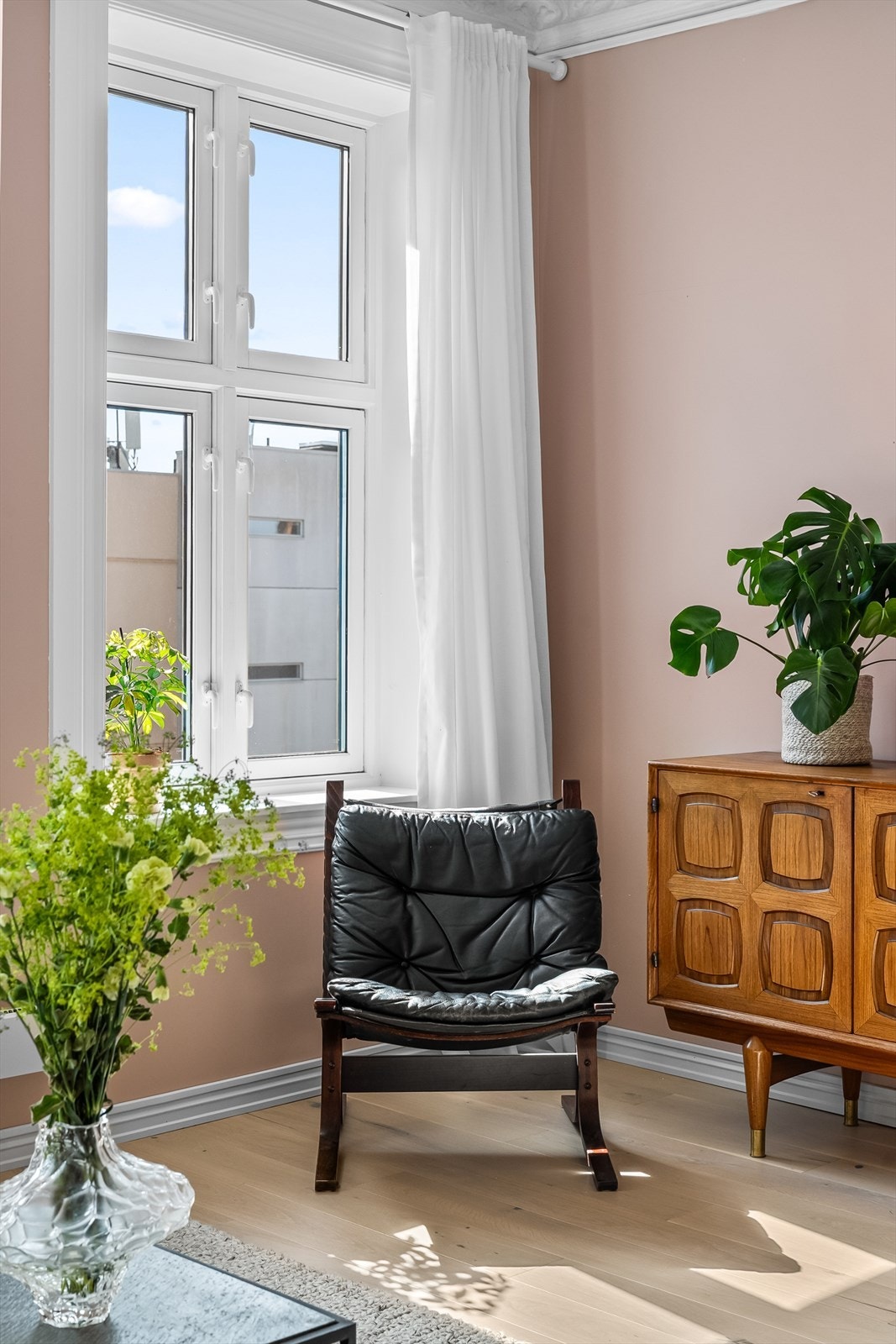 De store klassiske vinduene gir svært gode lysforhold i leiligheten. Galleribilde