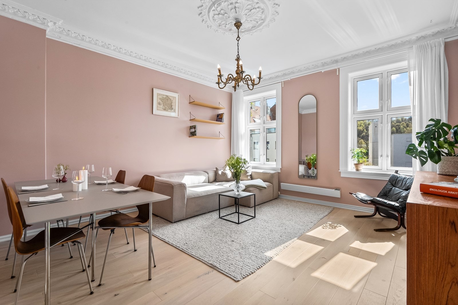 Stor stue på 20 m² med god plass til både sittegruppe og spisebord. Galleribilde