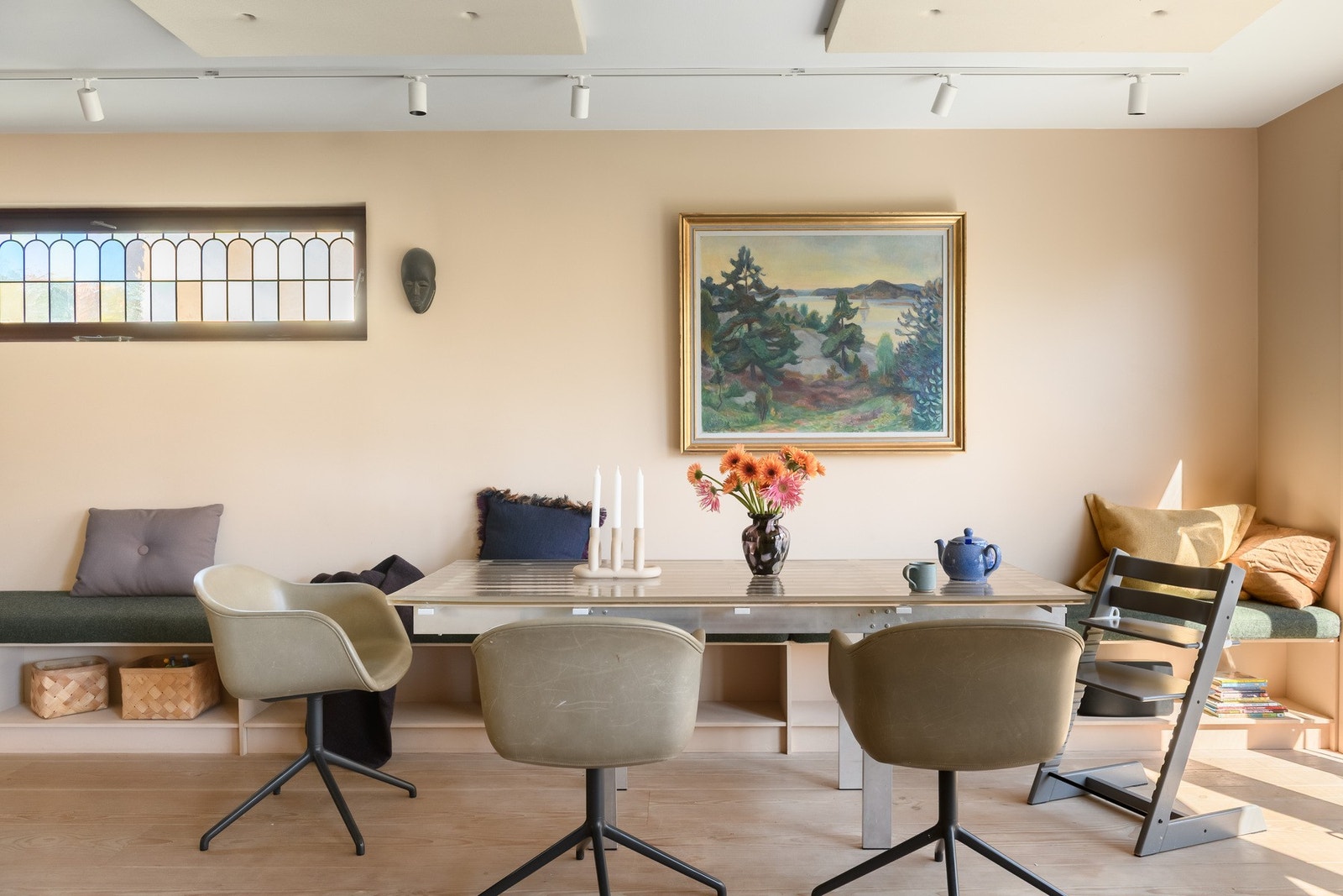 Hjemmets samlingspunkt: Her har du plass til langstrakt spisebord for store familiemiddager. Galleribilde