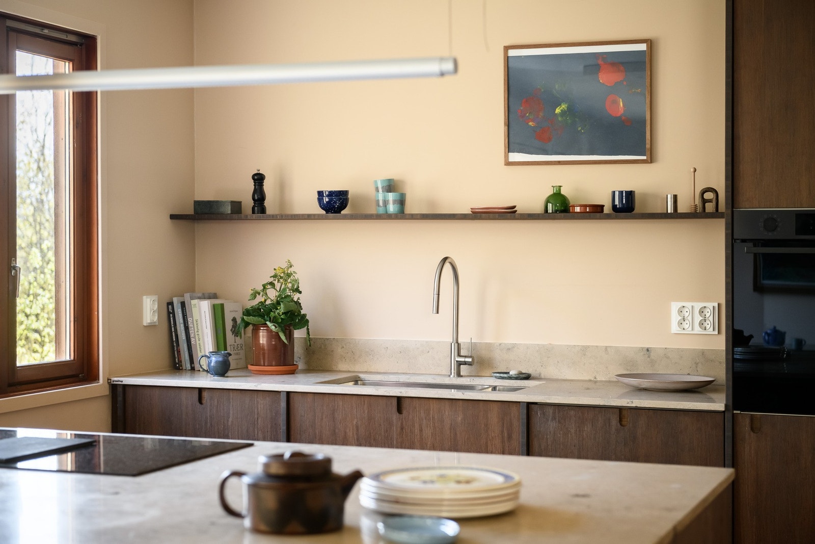 Benkeplater og ´backsplash´ i kalkstein som samen med underlimt vask gir et solid og varig inntrykk. Galleribilde