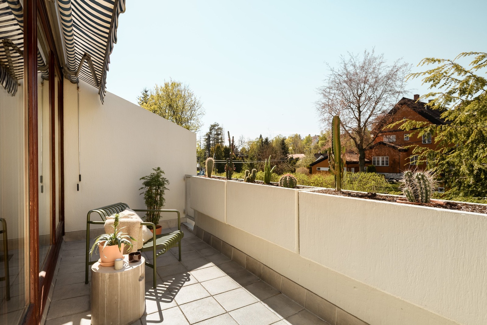 Romslig og solrik terrasse med ettermiddag-/kveldssol. God plass til utemøbler, grill og beplantning. Galleribilde