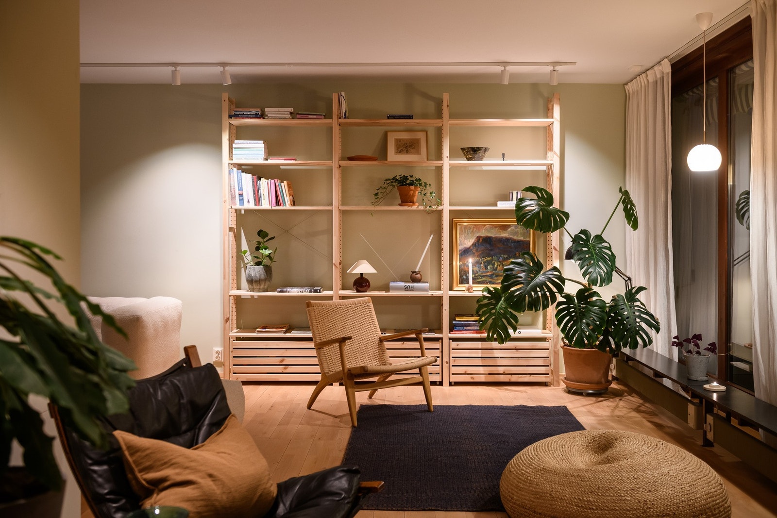 Store veggflater, perfekt for oppbevaring av bøker eller plass til kunst med fin spot-belysning. Galleribilde