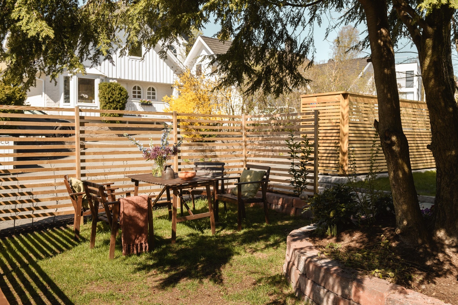 Privat inngjerdet hageparti, perfekt for familiemiddager i ettermiddagssolen. Galleribilde