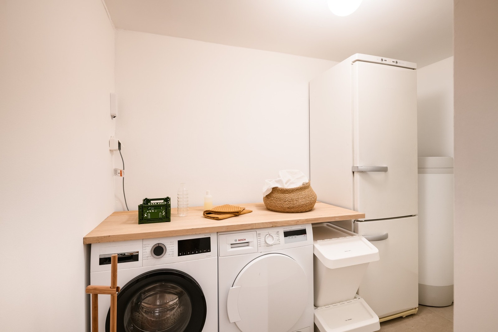 Dedikert vaskerom med opplegg for vaskemaskin og tørketrommel, samt god benkeplass. Innenfor vaskerommet ligger innvendig bod på ca 4 kvm. Galleribilde