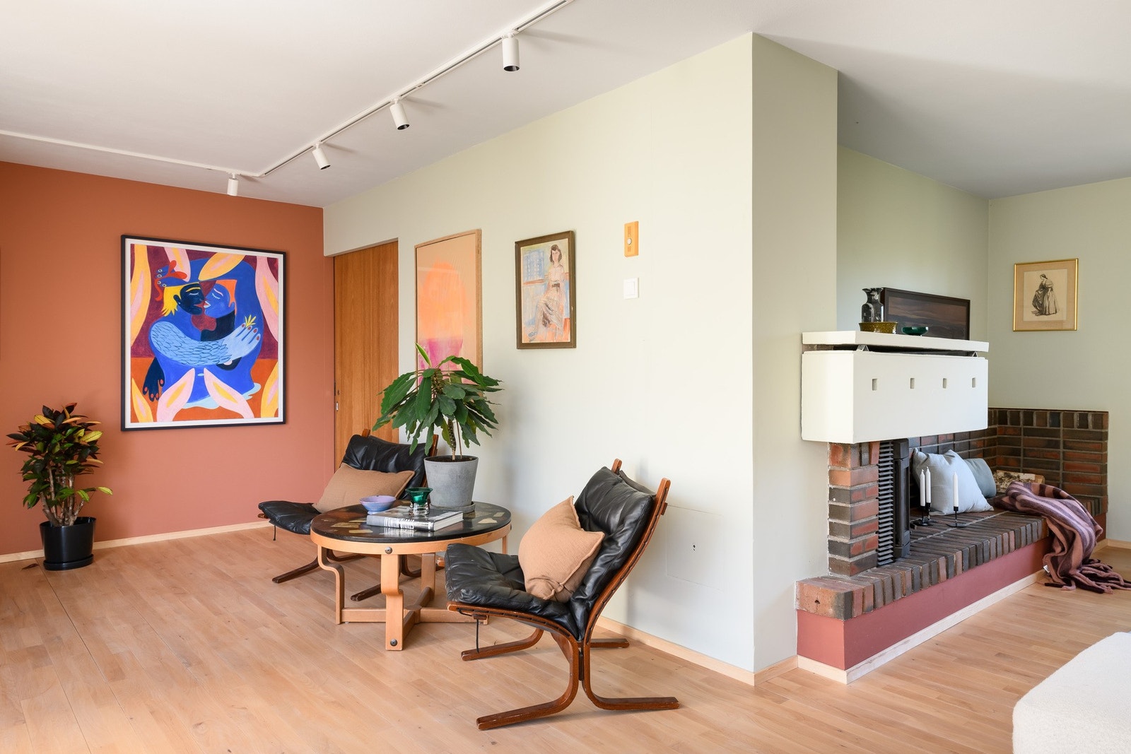 Loftsuen er L-formet med flere oppholdssoner. Galleribilde
