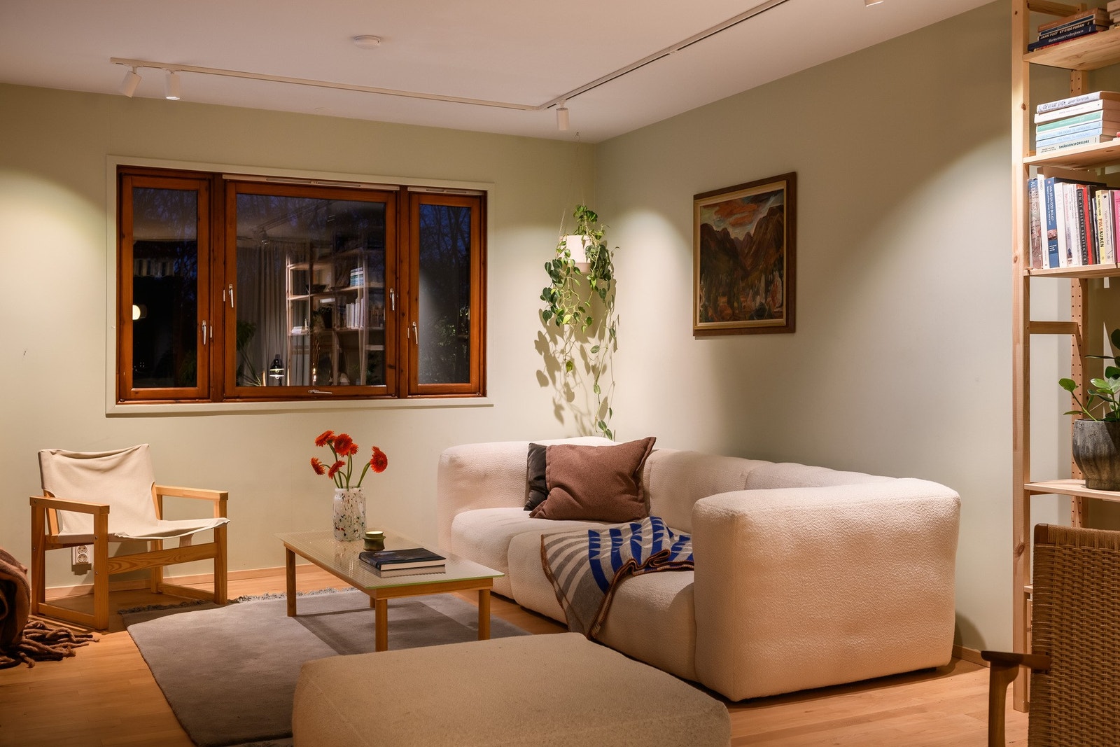 Innerst ved peisen er det god plass til stor sofa. Galleribilde