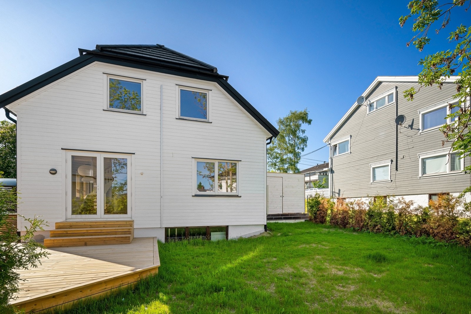 Flott solrik uteplass/hage Galleribilde