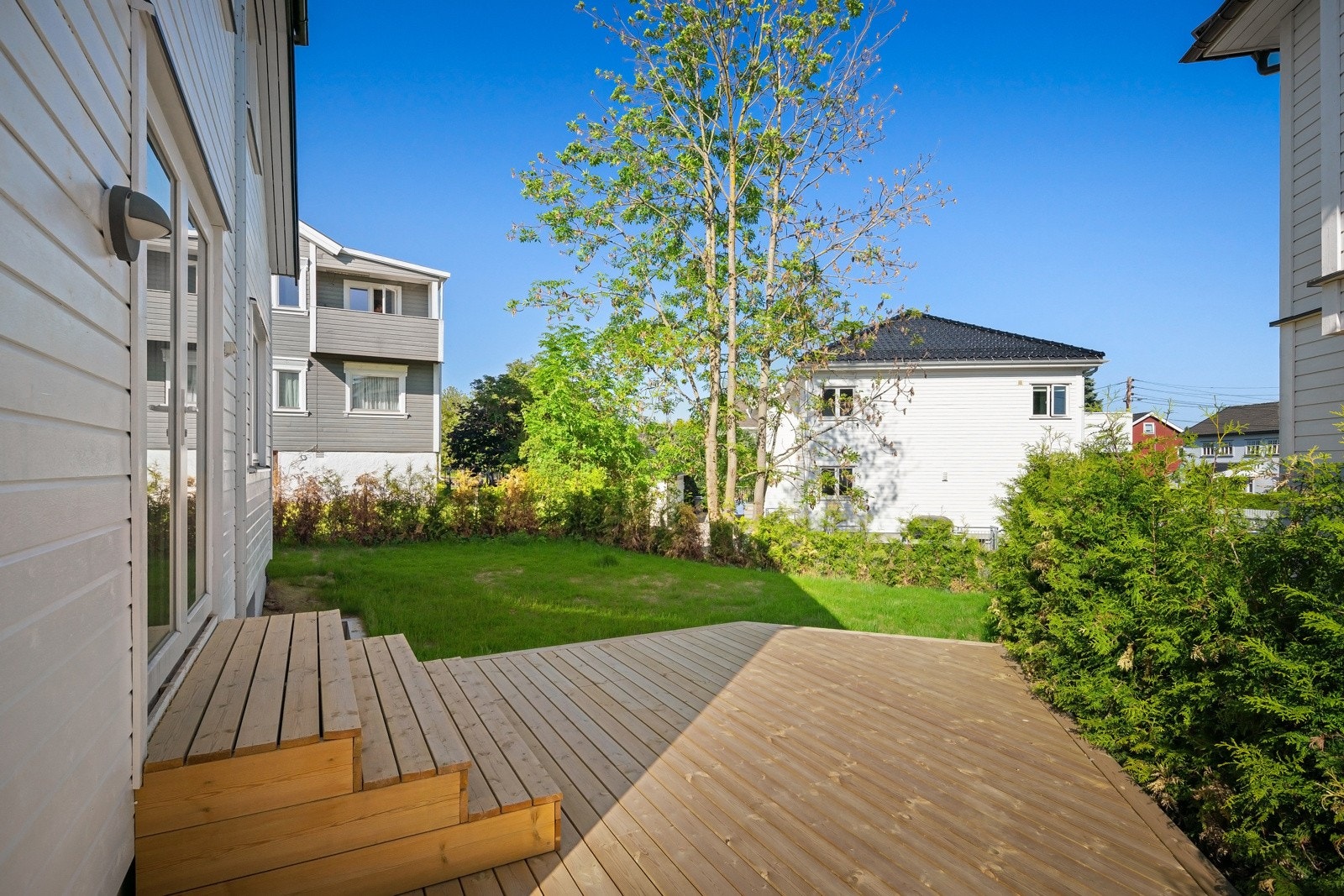Flott enebolig med solrik terrasse og hage Galleribilde