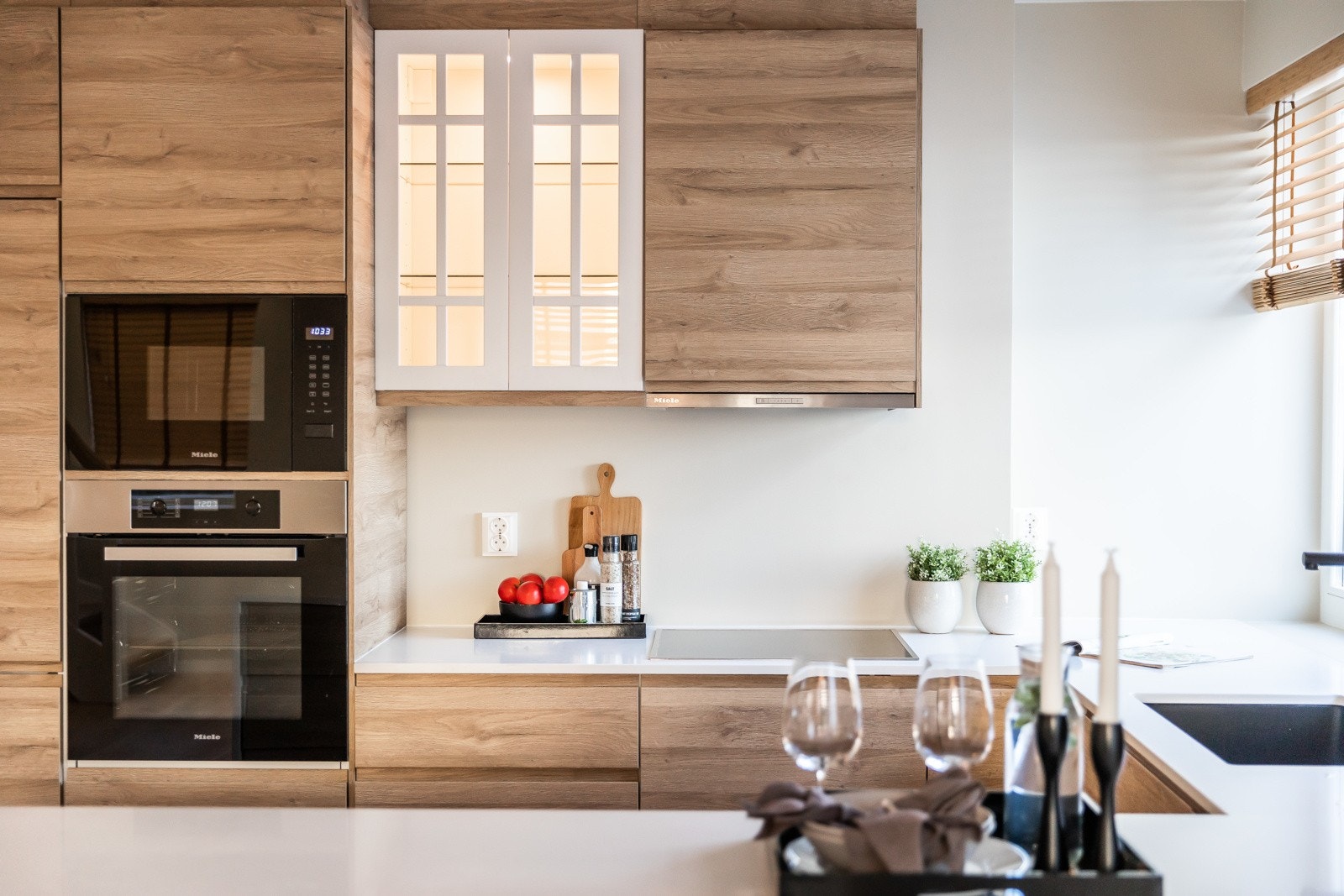 Gjennomgående hvitevarer fra Miele, med integrert platetopp, komfyr, mikro, kjøl/frys og oppvaskmaskin. Galleribilde