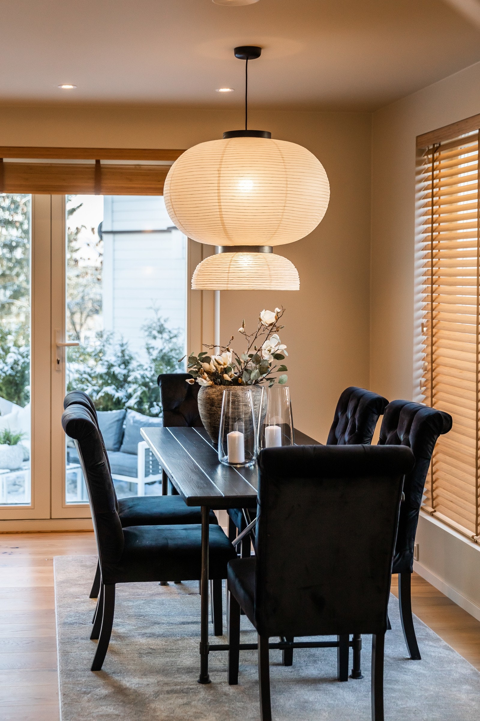 Langbord i spisestue gir god plass til hele familien. Galleribilde