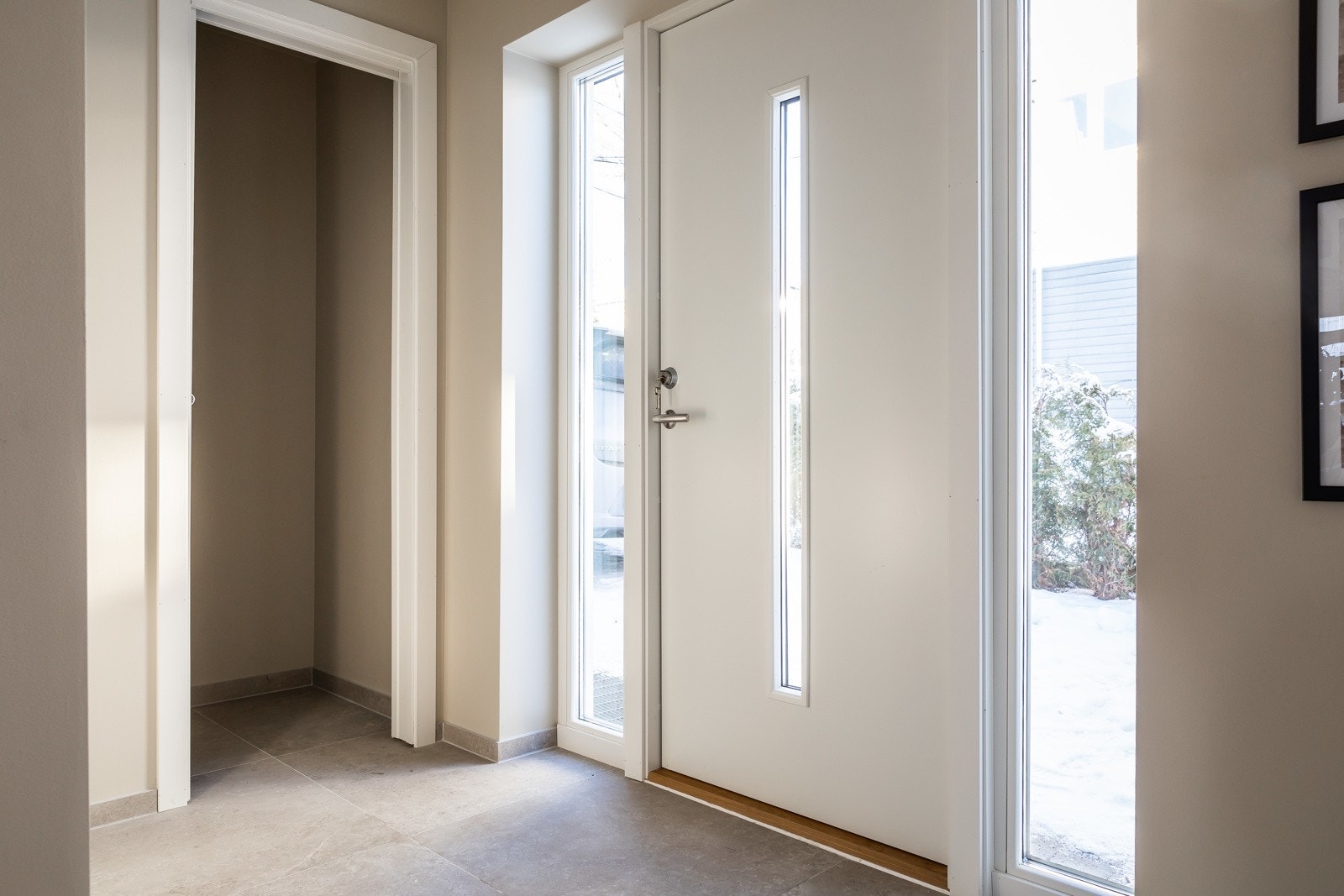 Boligen har adkomst fra et hyggelig inngangsparti, til en pen entré med lyse gulvfliser. Rommet har inngang til et praktisk gjestetoalett & god plass til å henge fra seg ytterklær i en adskilt garderobedel. Galleribilde
