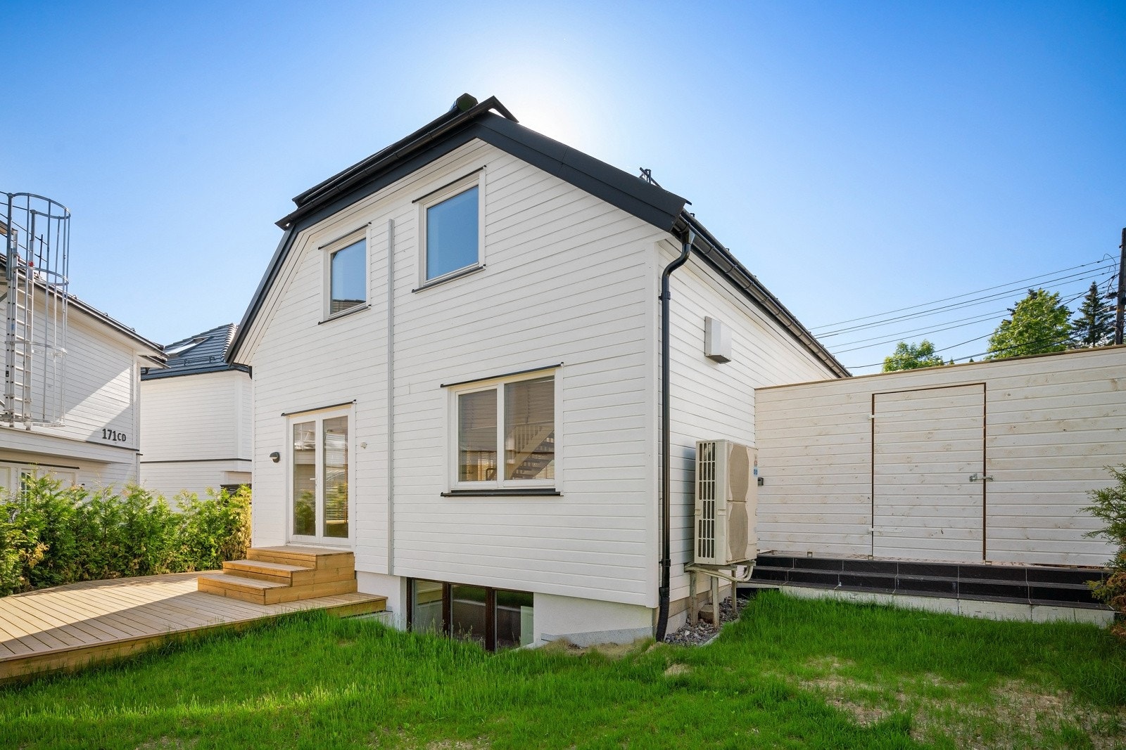 Flott nyere enebolig med solrik hage Galleribilde