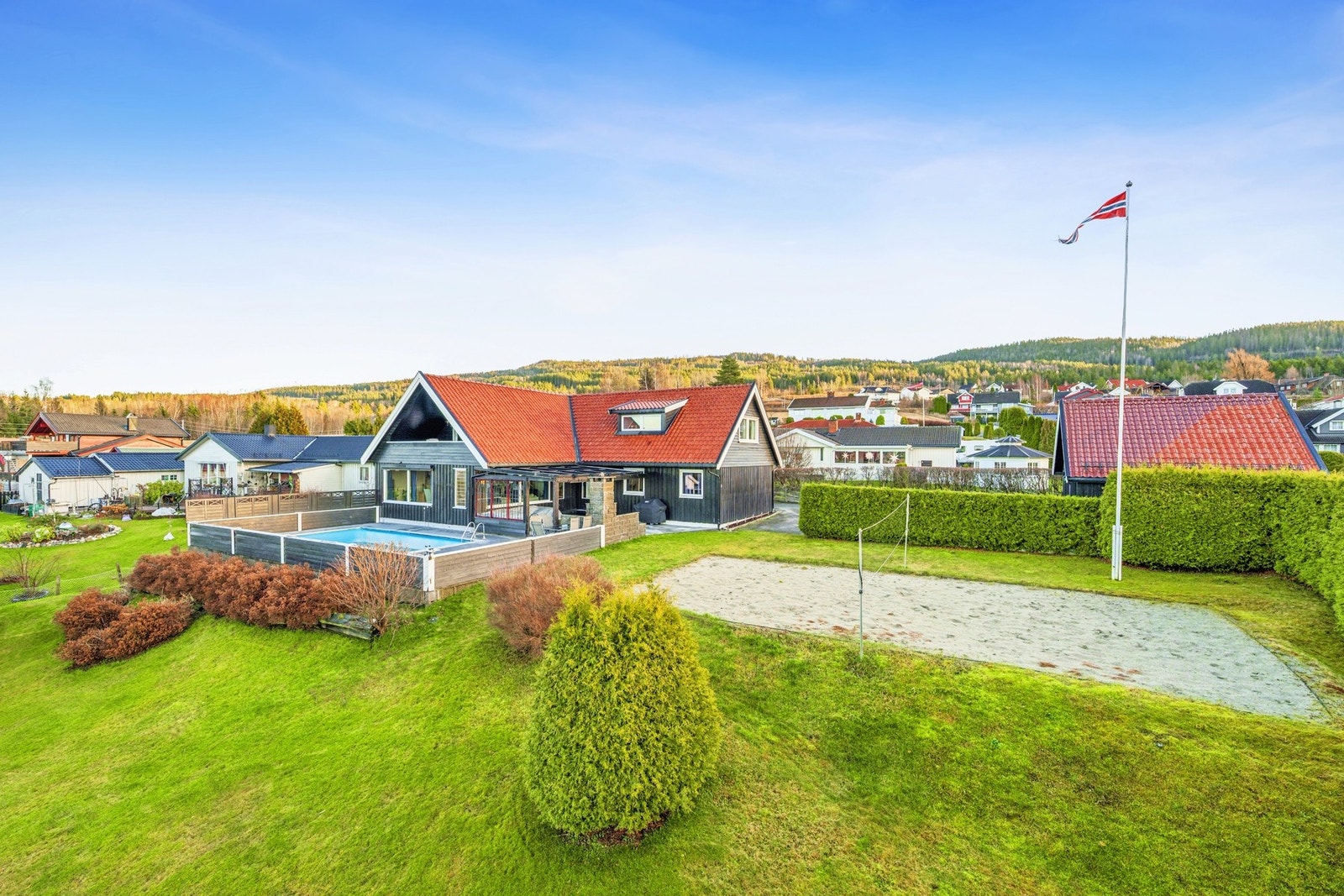 Solrik og innholdsrik eiendom med basseng og egen volleyballbane - perfekt for en aktiv sommer hjemme. Galleribilde