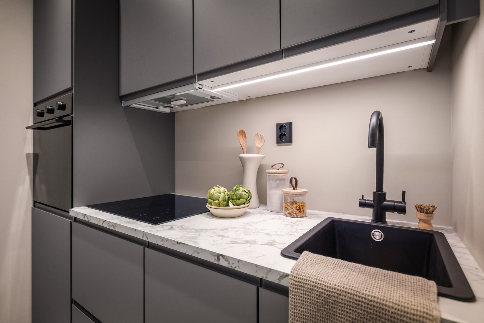 Nytt IKEA-kjøkken med hvitevarer Galleribilde
