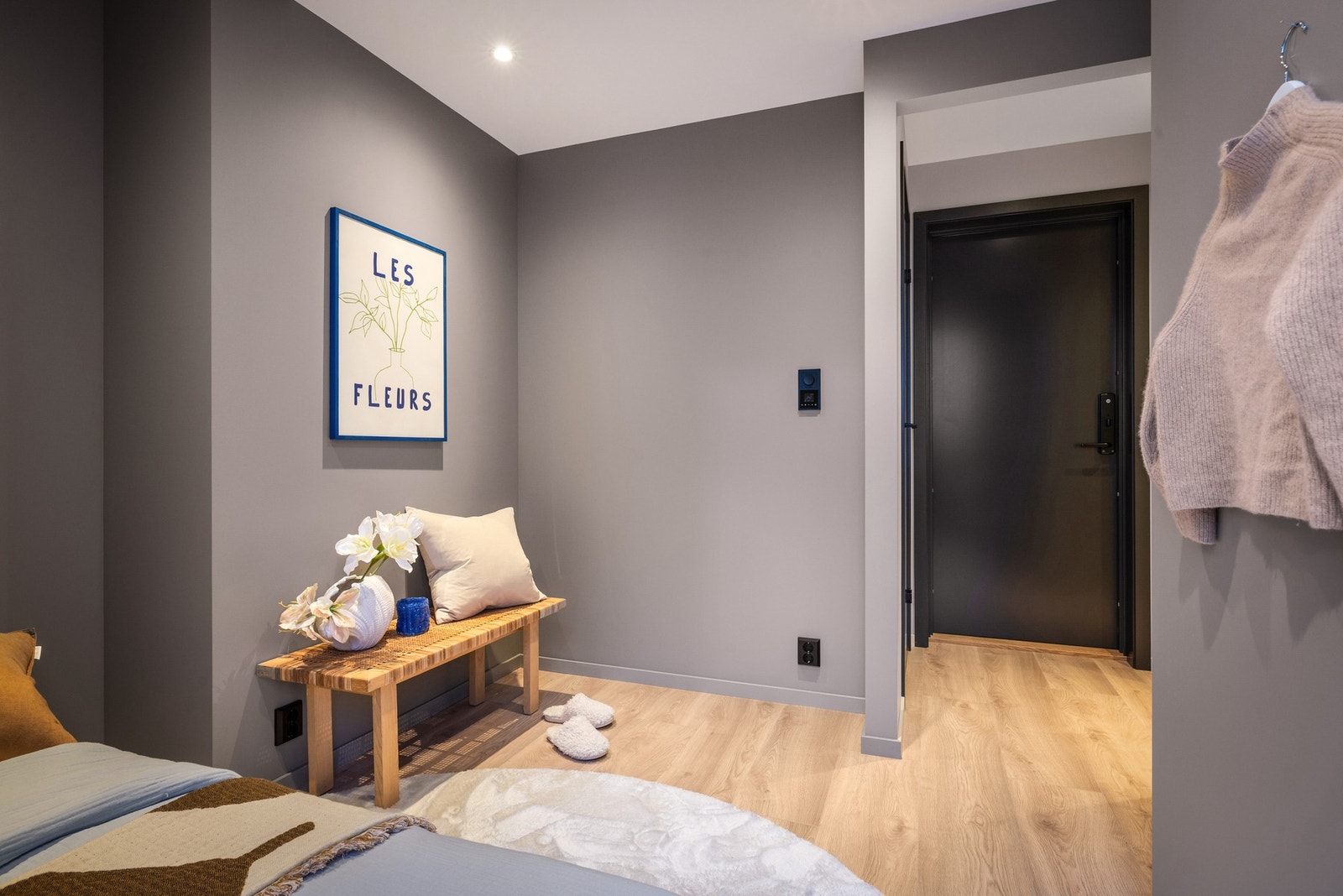Varmekabler og plass til garderobe Galleribilde
