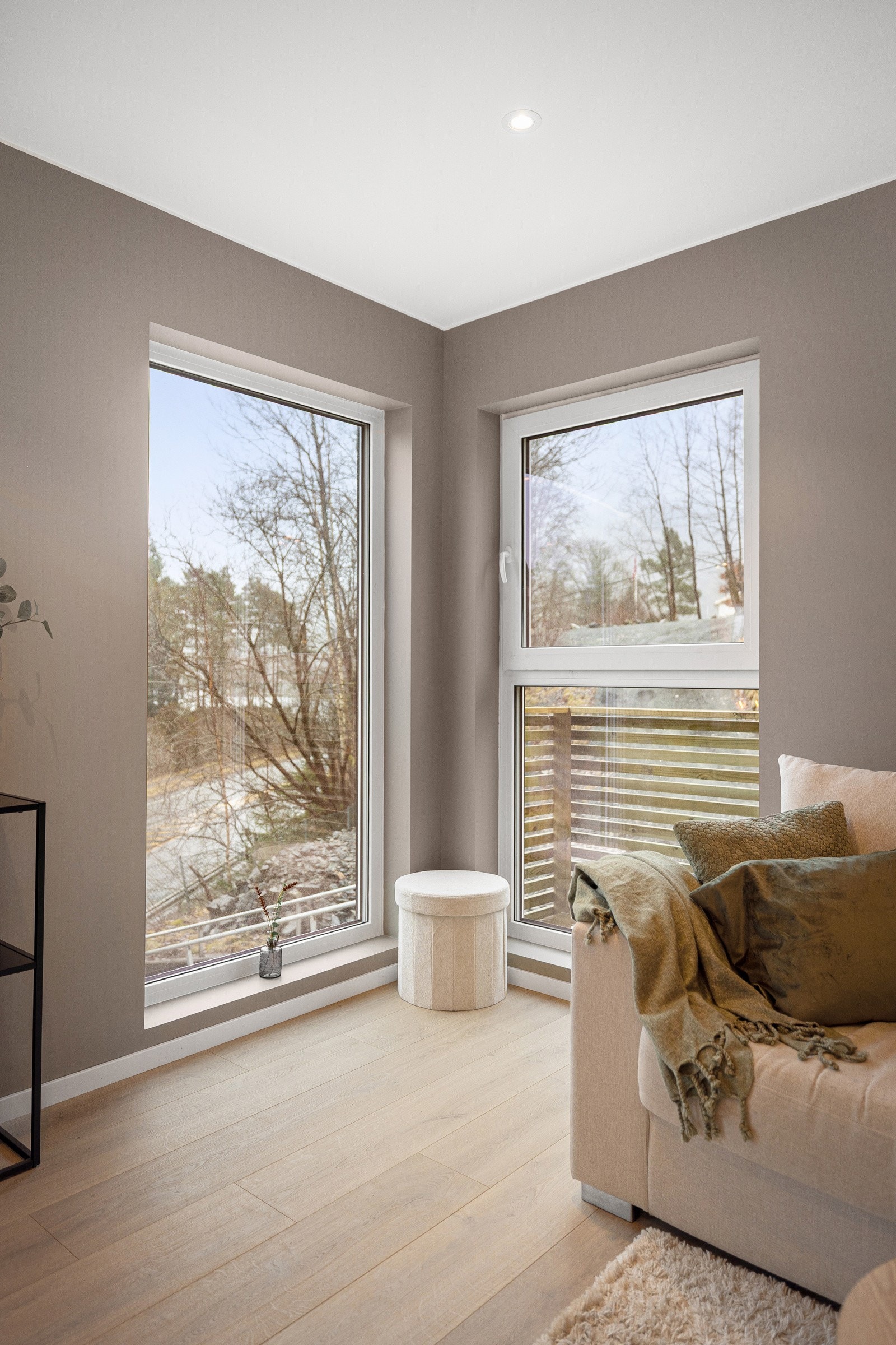 Malte plater i himling med innfelte spotlights. Galleribilde
