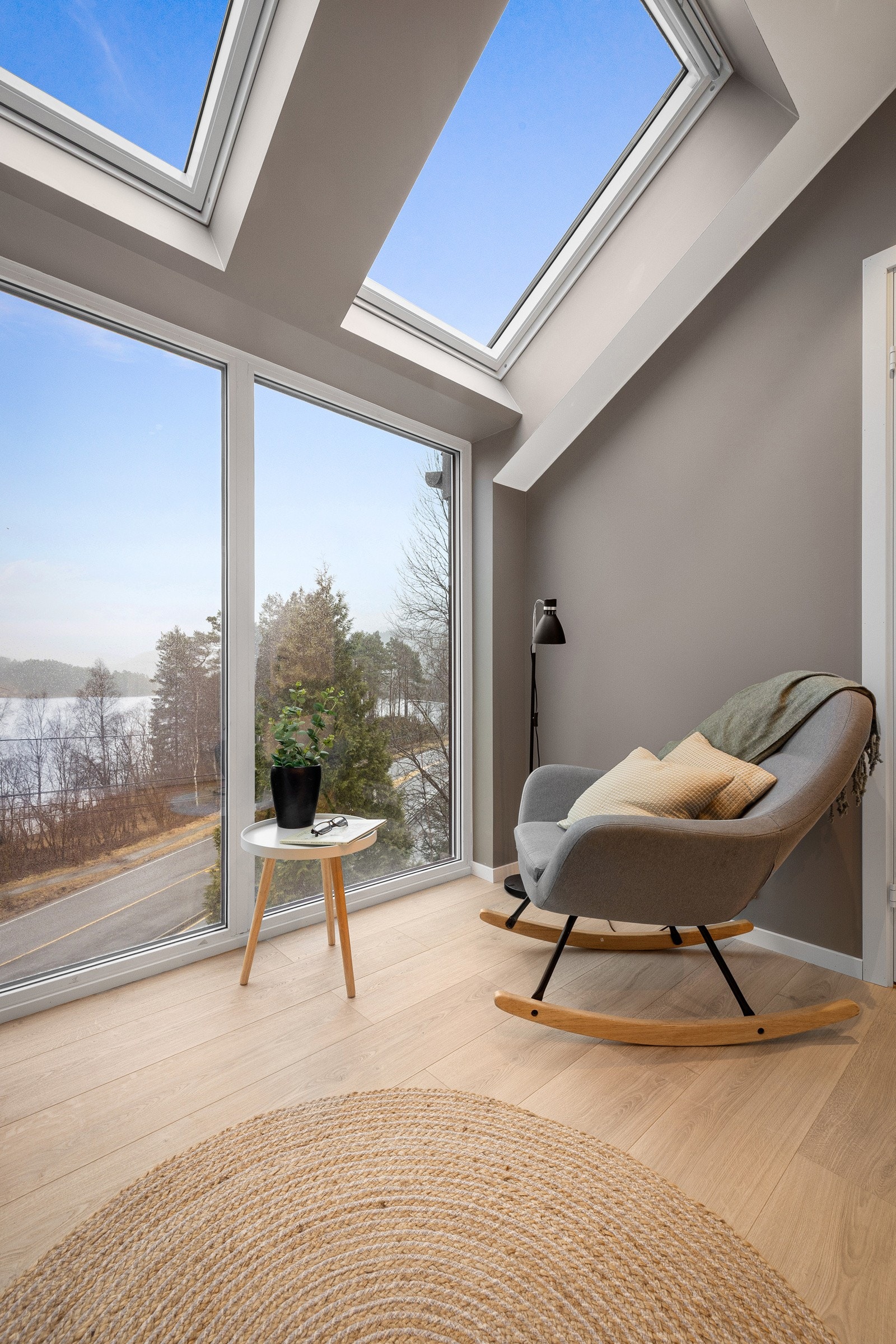 Loftstue med store vindusflater for godt naturlig lys Galleribilde