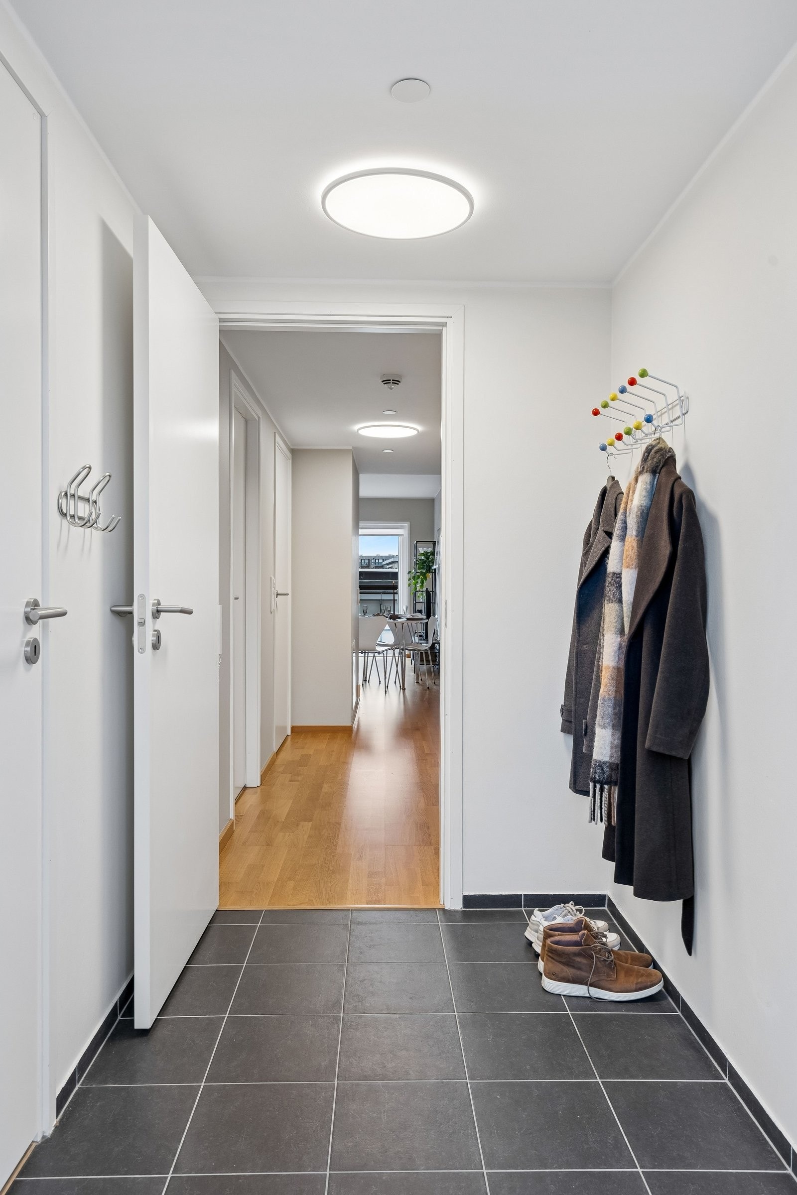Flis med gulvvarme i entre. Galleribilde